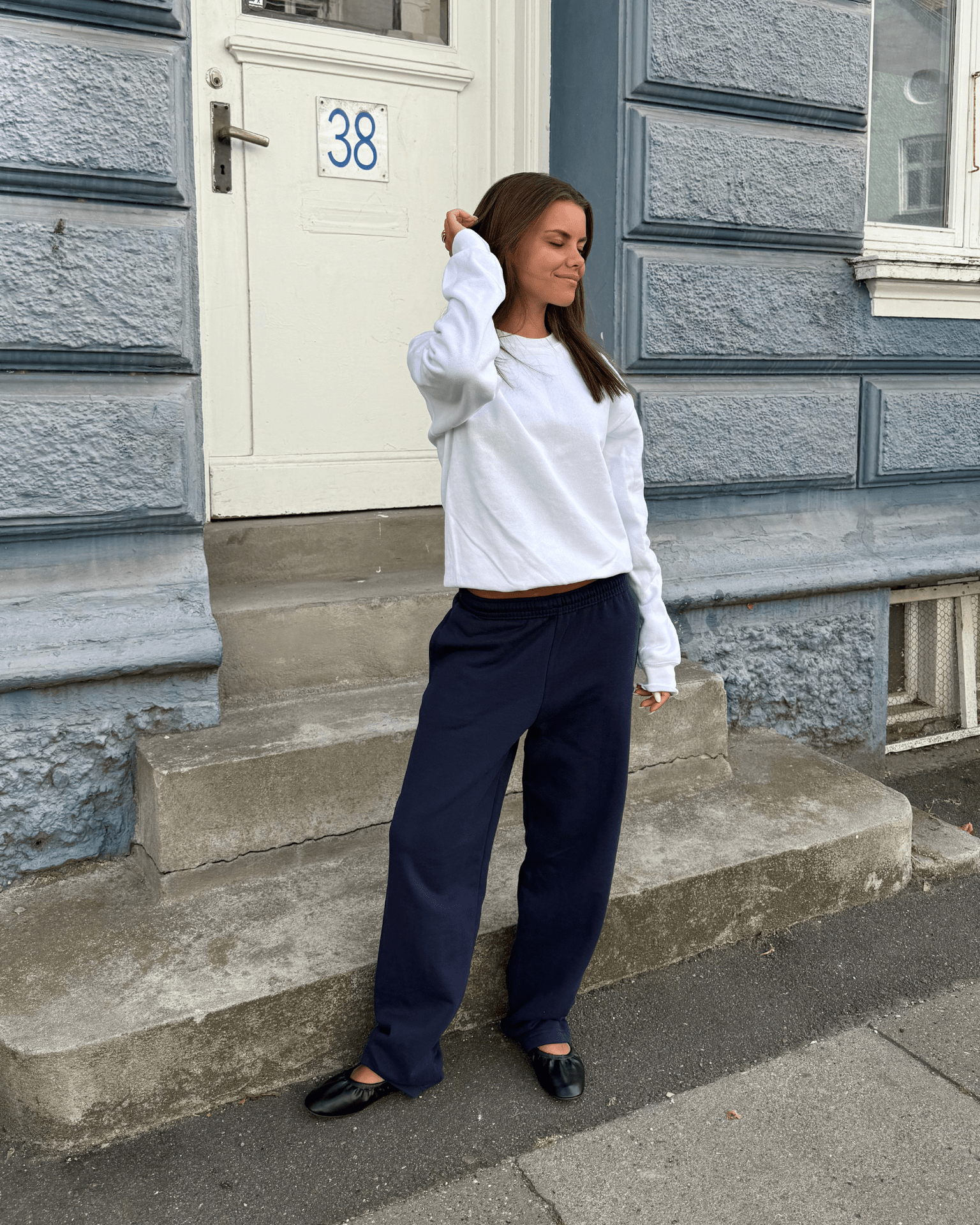 Navyblå Fruit of the Loom joggingbukser uden elastik i foden, båret med hvid sweatshirt.