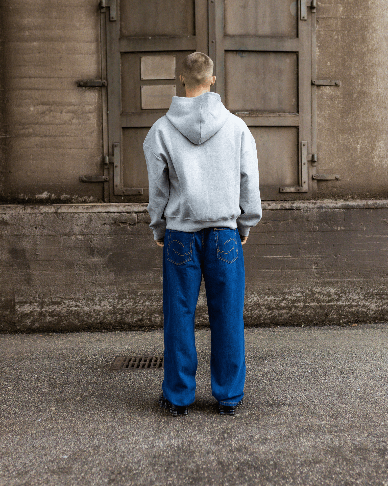 Mørkeblå TYLER baggy jeans i bomuld med lav talje set bagfra på model
