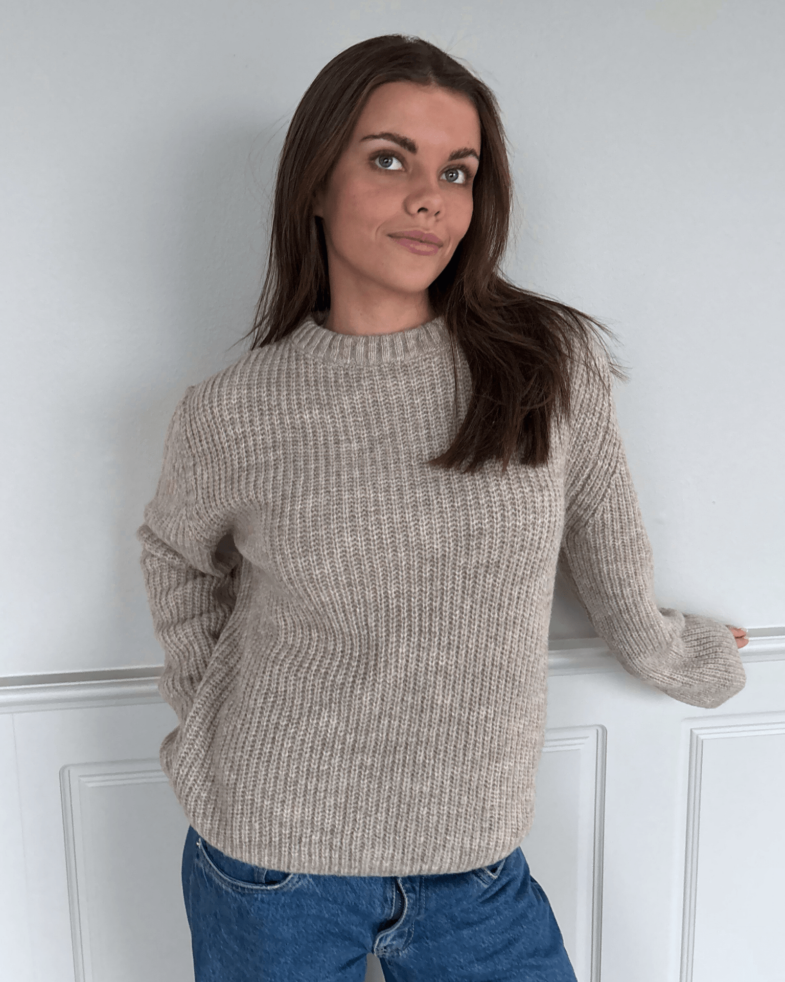 Essie Knit i taupe, en blød og rummelig striktrøje med brede ærmer fra Din Vintage Shop
