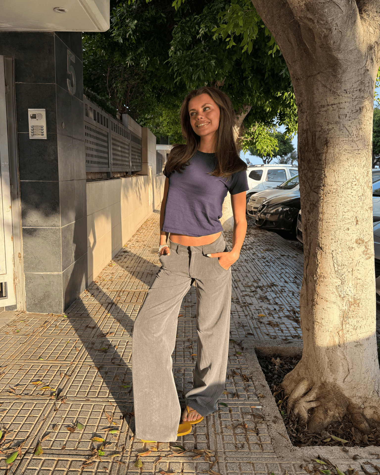 Grå Bella Suit Pants med loose fit og sidelommer, stylet med mørk t-shirt