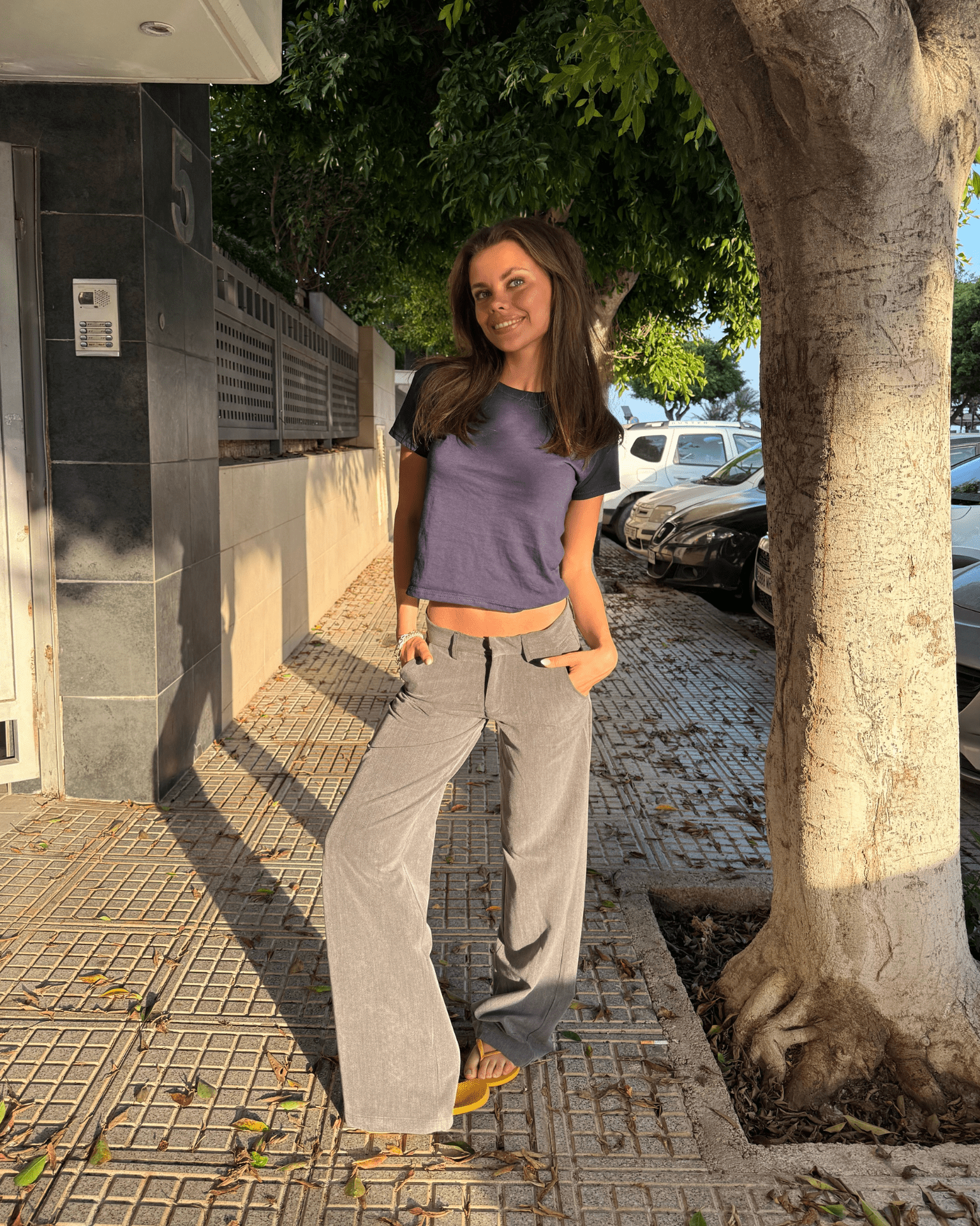 Grå Bella Suit Pants med loose fit og sidelommer, stylet med en t-shirt
