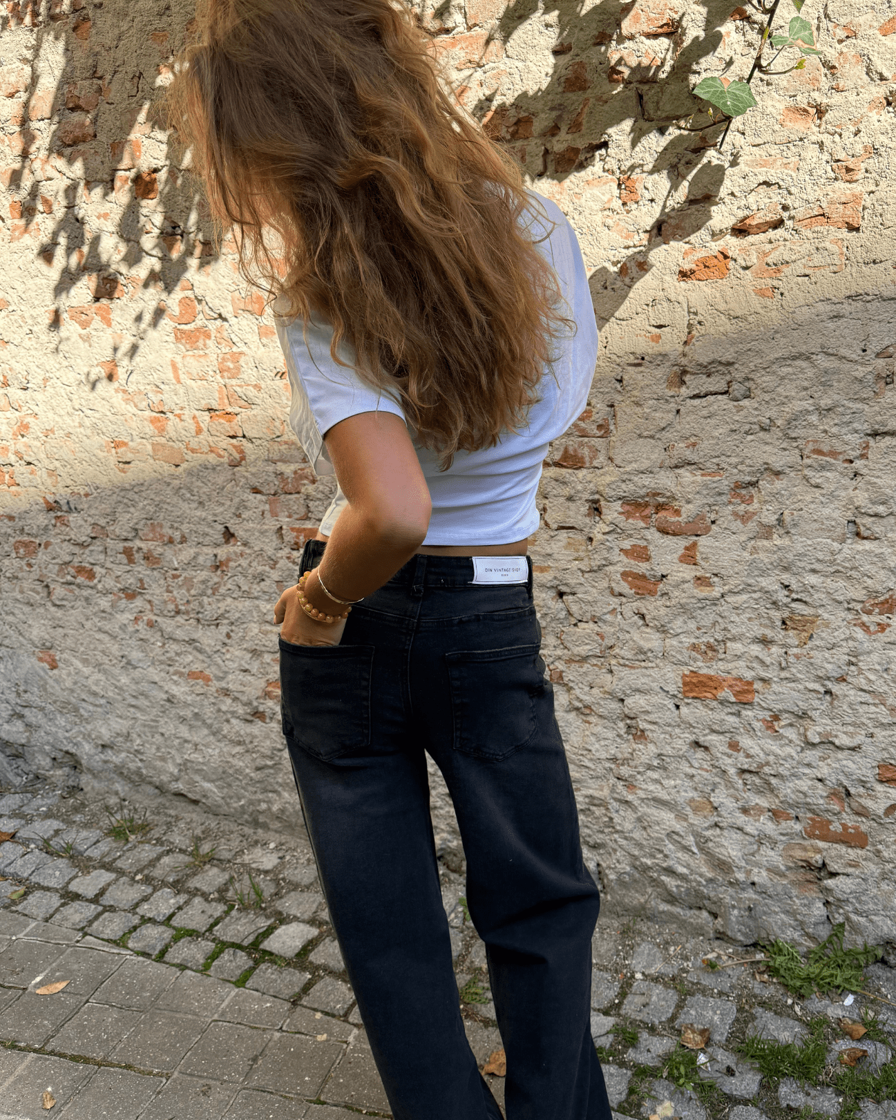 Mørkegrå baggy Alma jeans med mid waist set bagfra på model