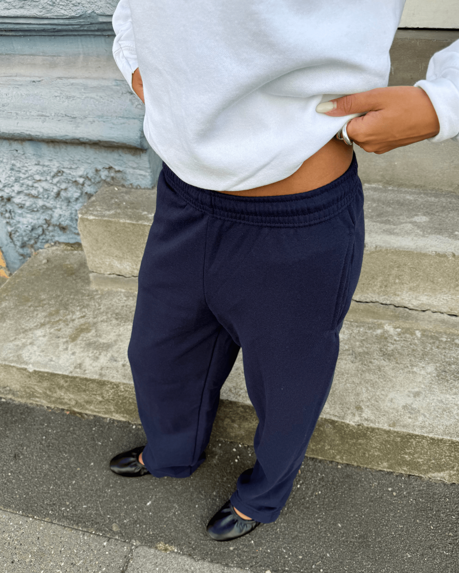 Mørkeblå Fruit of the Loom joggingbukser i blød bomuld uden elastik i foden.