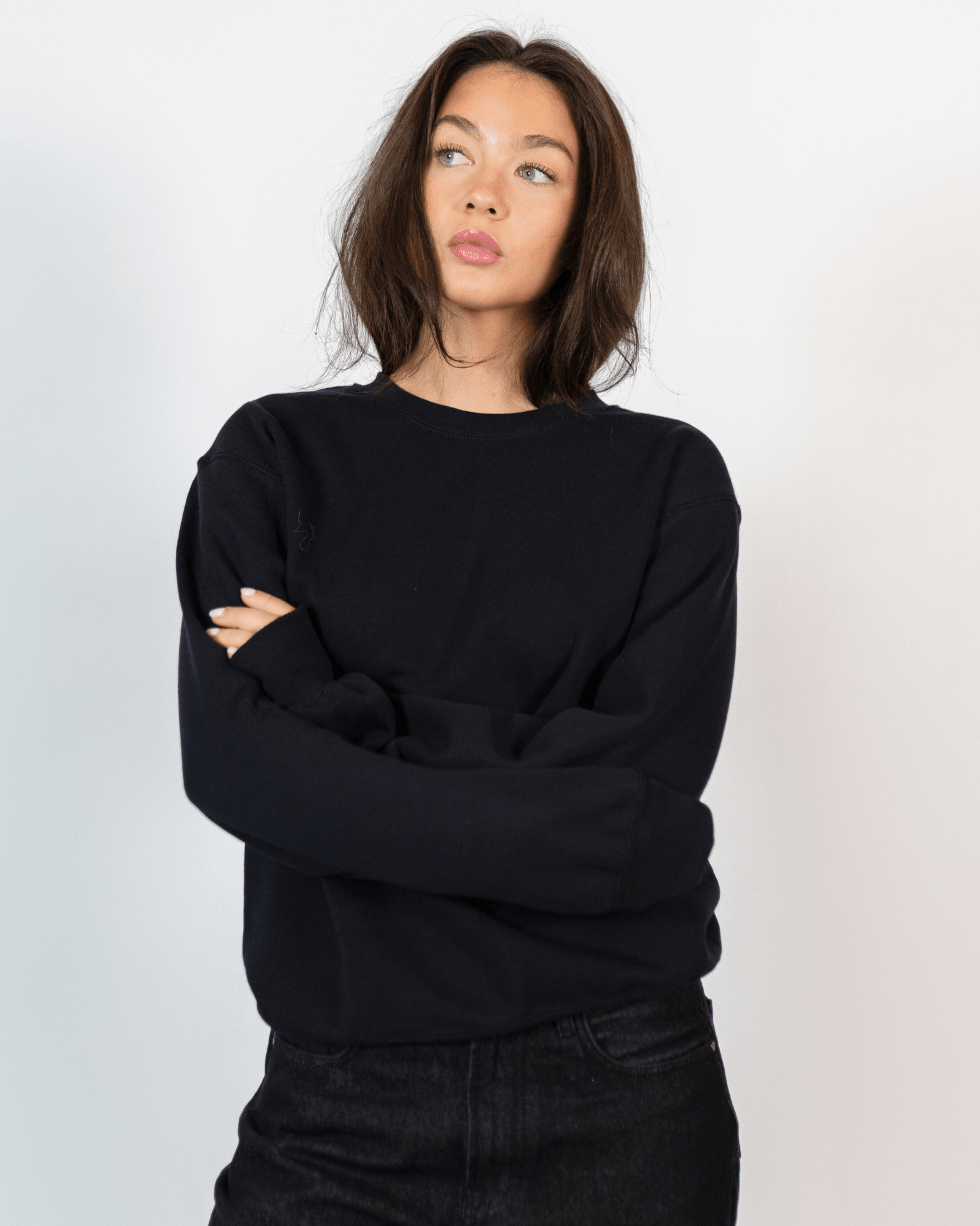 Sort Fruit sweatshirt i bomuld og polyester på model med korslagte arme