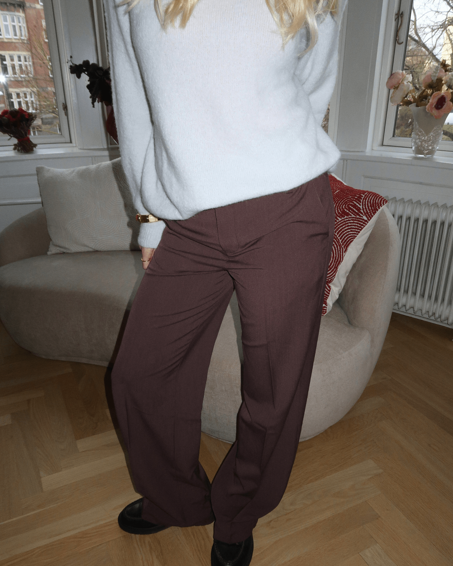 Brune Bella suit pants med low waist og lige ben, stylet med en hvid striktrøje