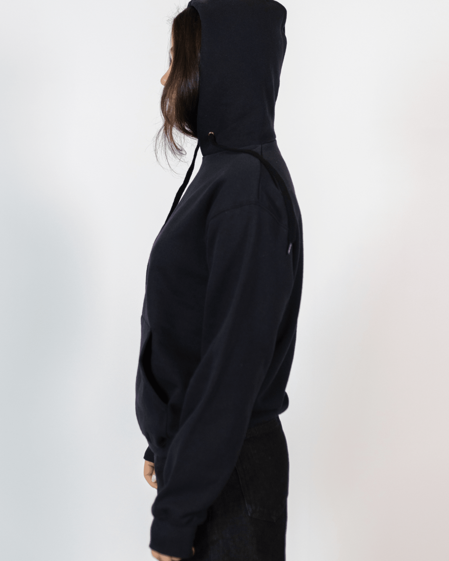 Sort Fruit hoodie i bomuldsblanding set fra siden med hætten oppe