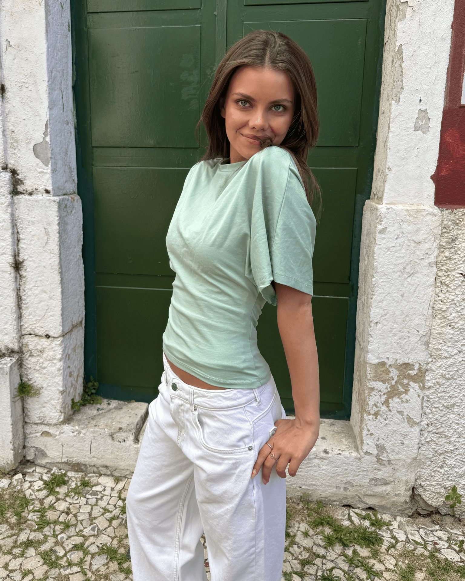 Lysegrøn Nina Angel top i blød jersey med løse ærmer, parret med hvide bukser