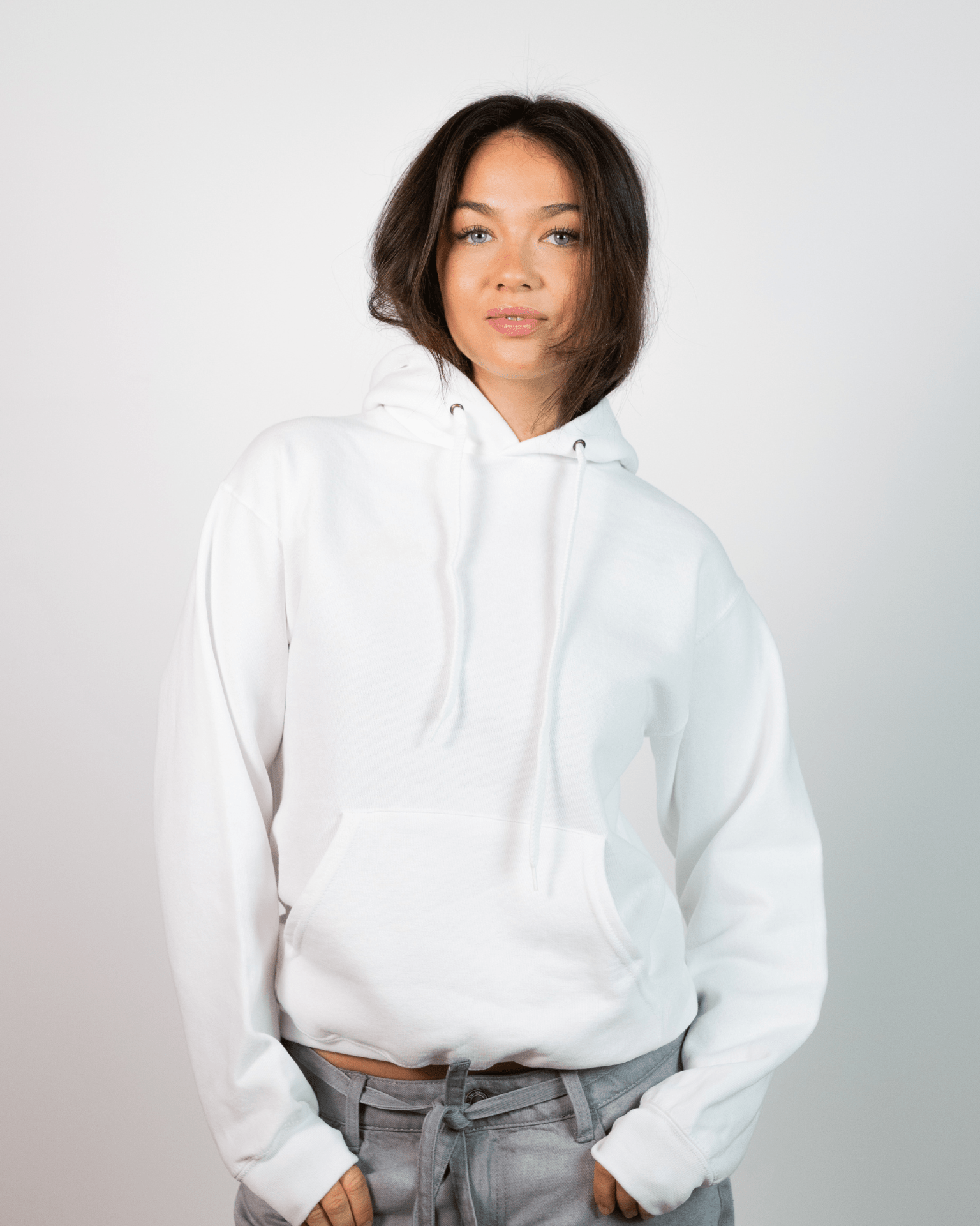 Hvid Fruit hoodie i bomuldsblanding med kængurulomme og snøre på model