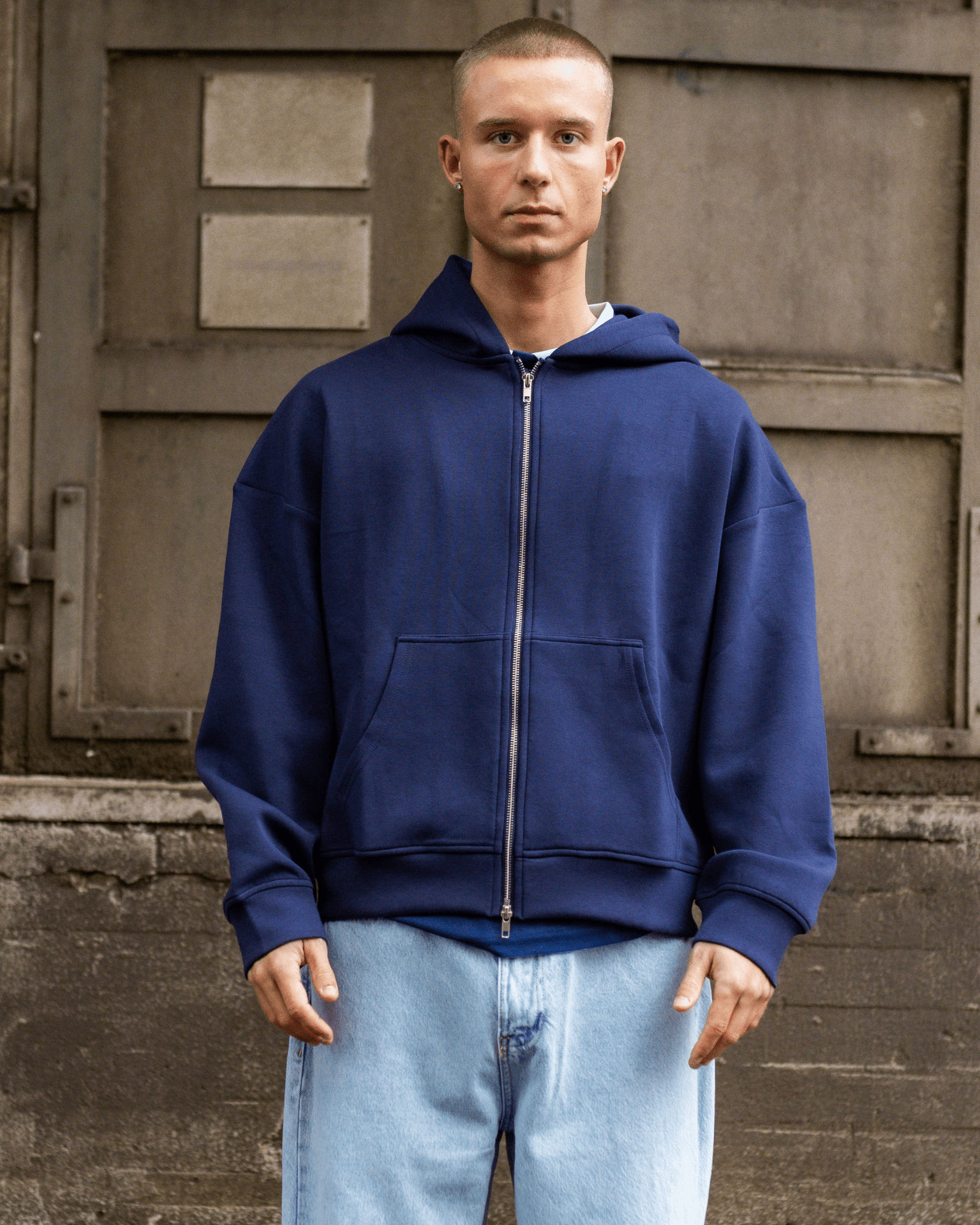 Mand i navyblå Ash Scuba zip hoodie i boxfit med dobbelt lynlås