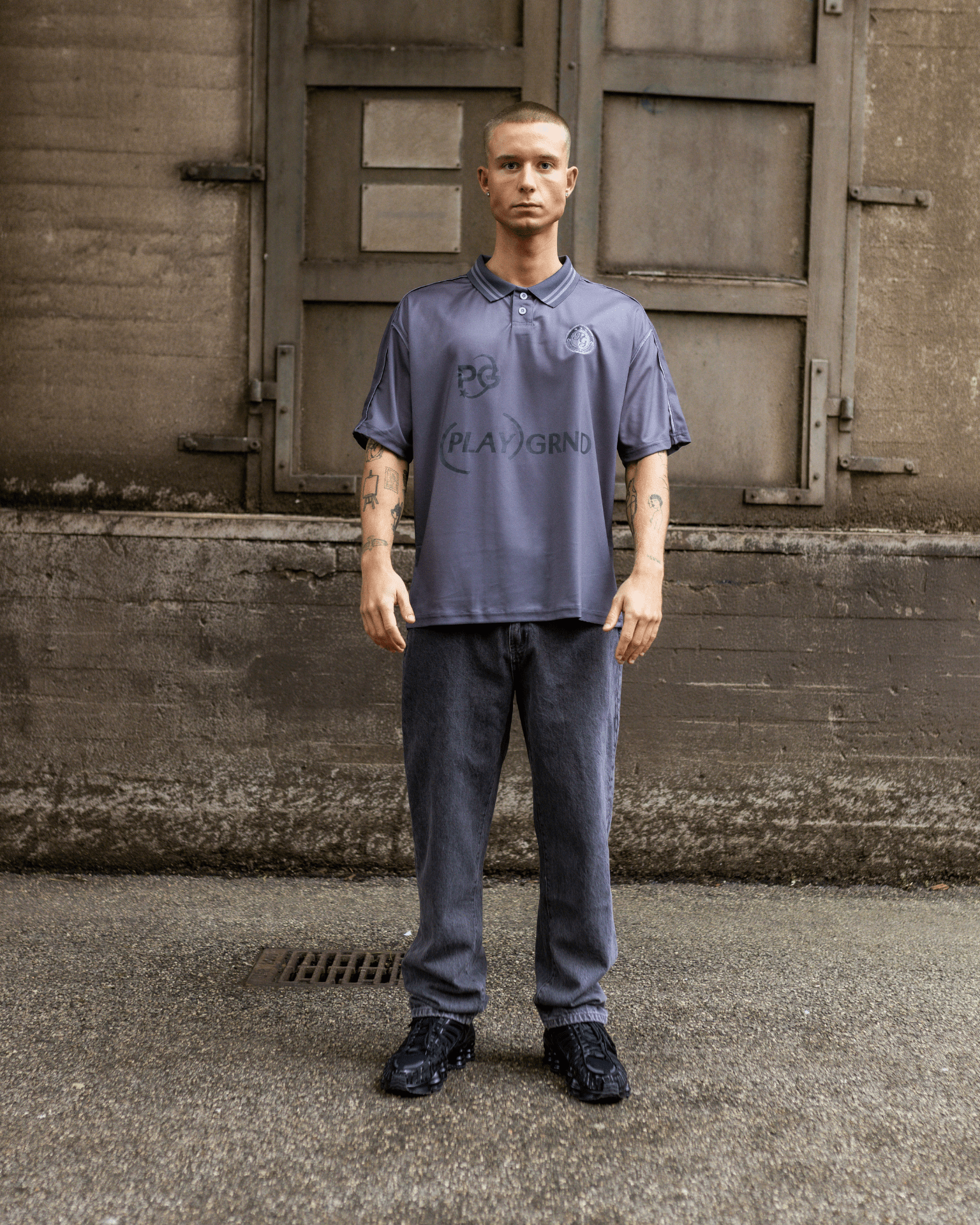 Mørkegrå Blake regular jeans med lav talje i blød bomuld på model