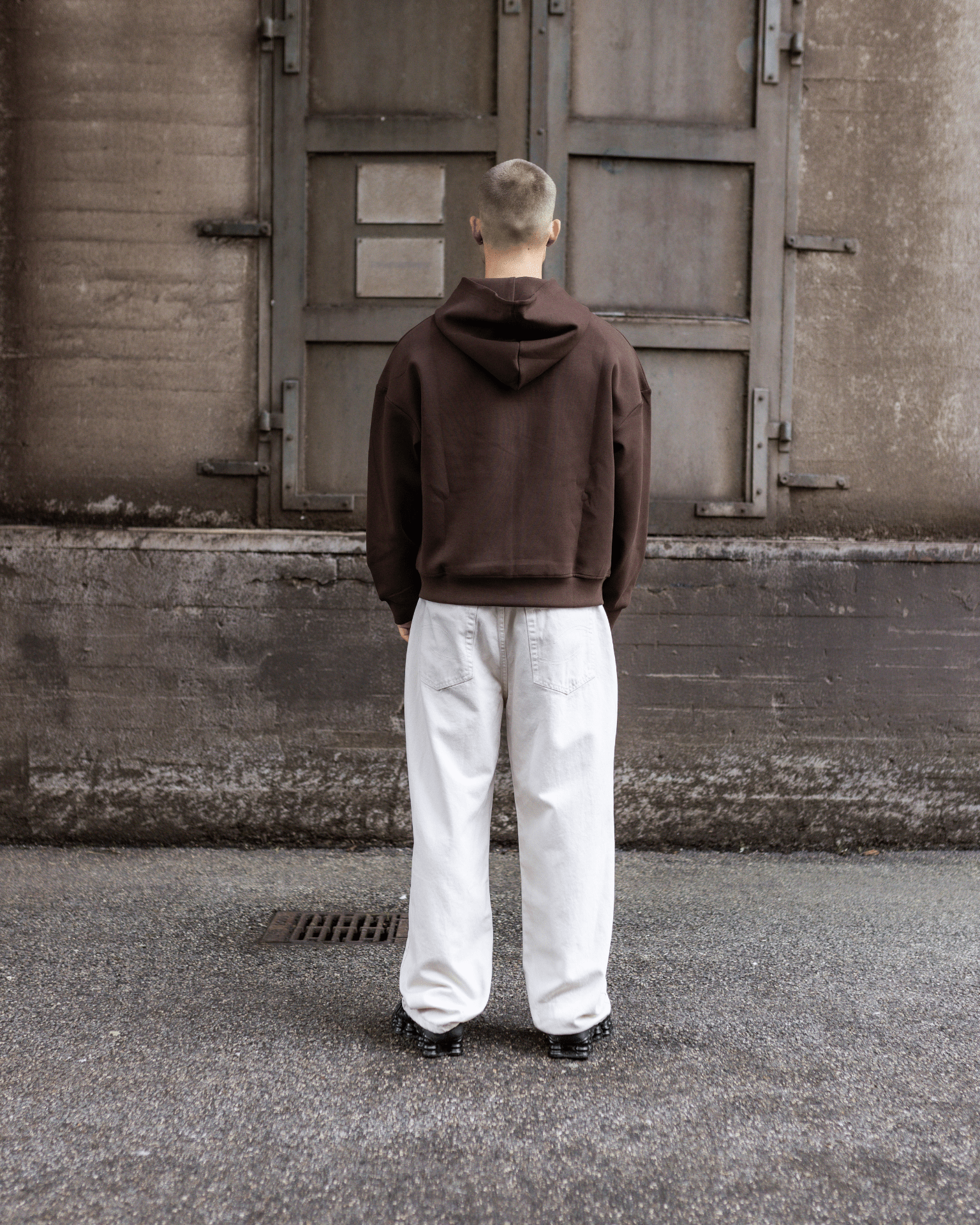 Mand bagfra i off white Tyler baggy jeans og brun hættetrøje.