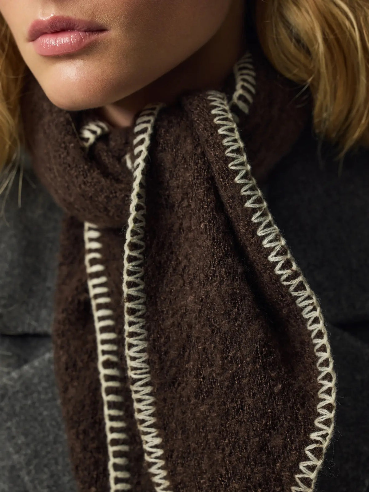PYRON MINI SCARF - HOT FUDGE / CONTRAST STITCH