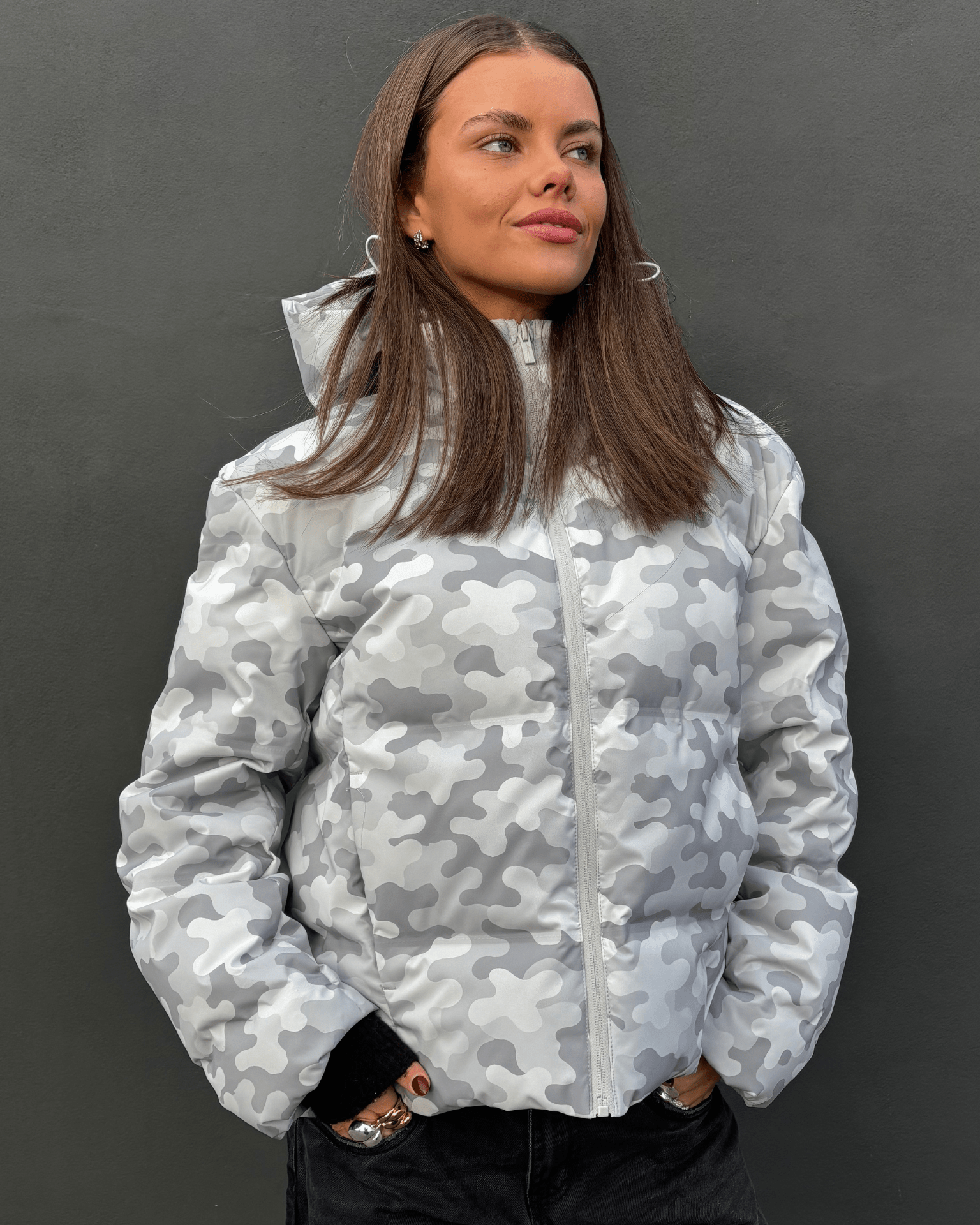 Isa dunjakke i grey camo med hætte og lynlås på en model