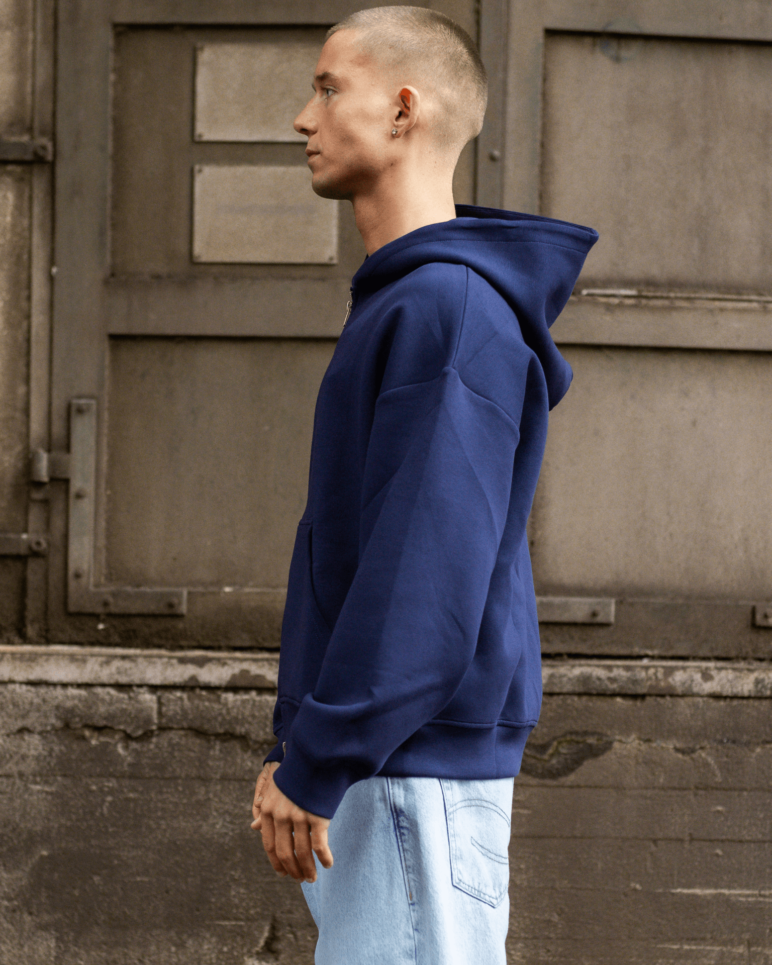 Mand i profil med navyblå Ash Scuba zip hoodie i kraftig kvalitet og boxfit pasform