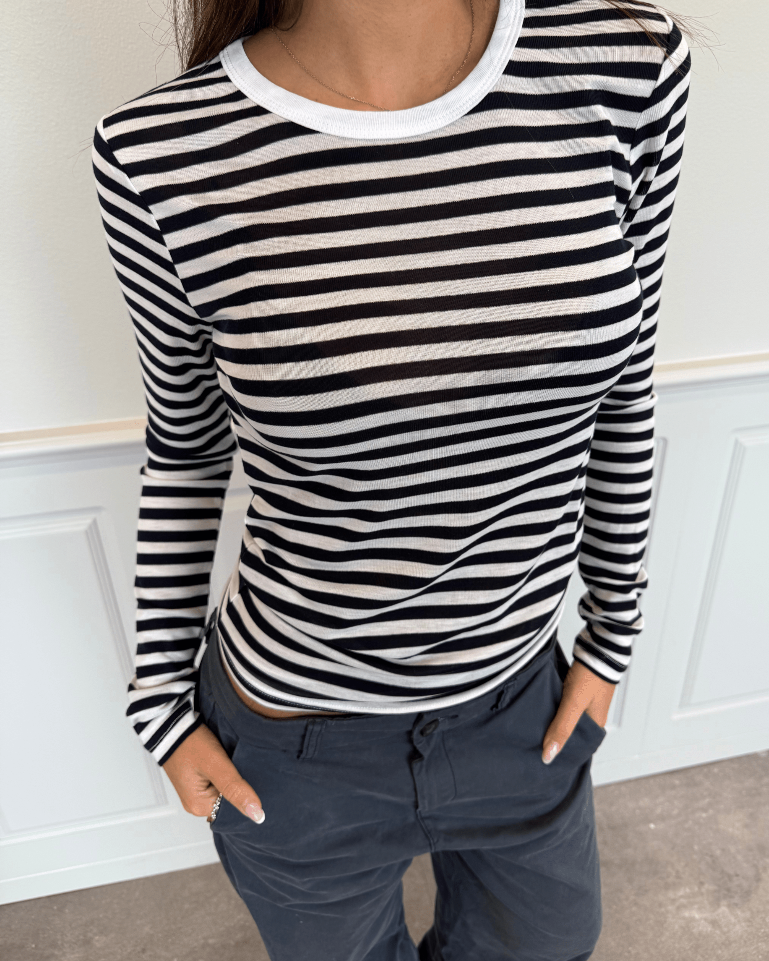 Sidse langærmet t-shirt med hvide og navy striber samt rund halsudskæring