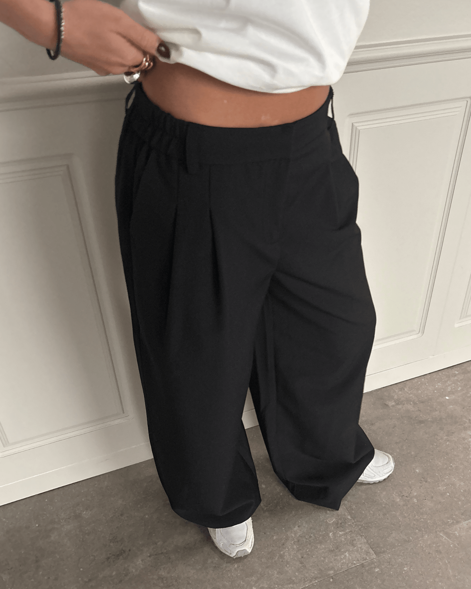 Sorte, løstsiddende og baggy Aia suit pants med low-waist pasform