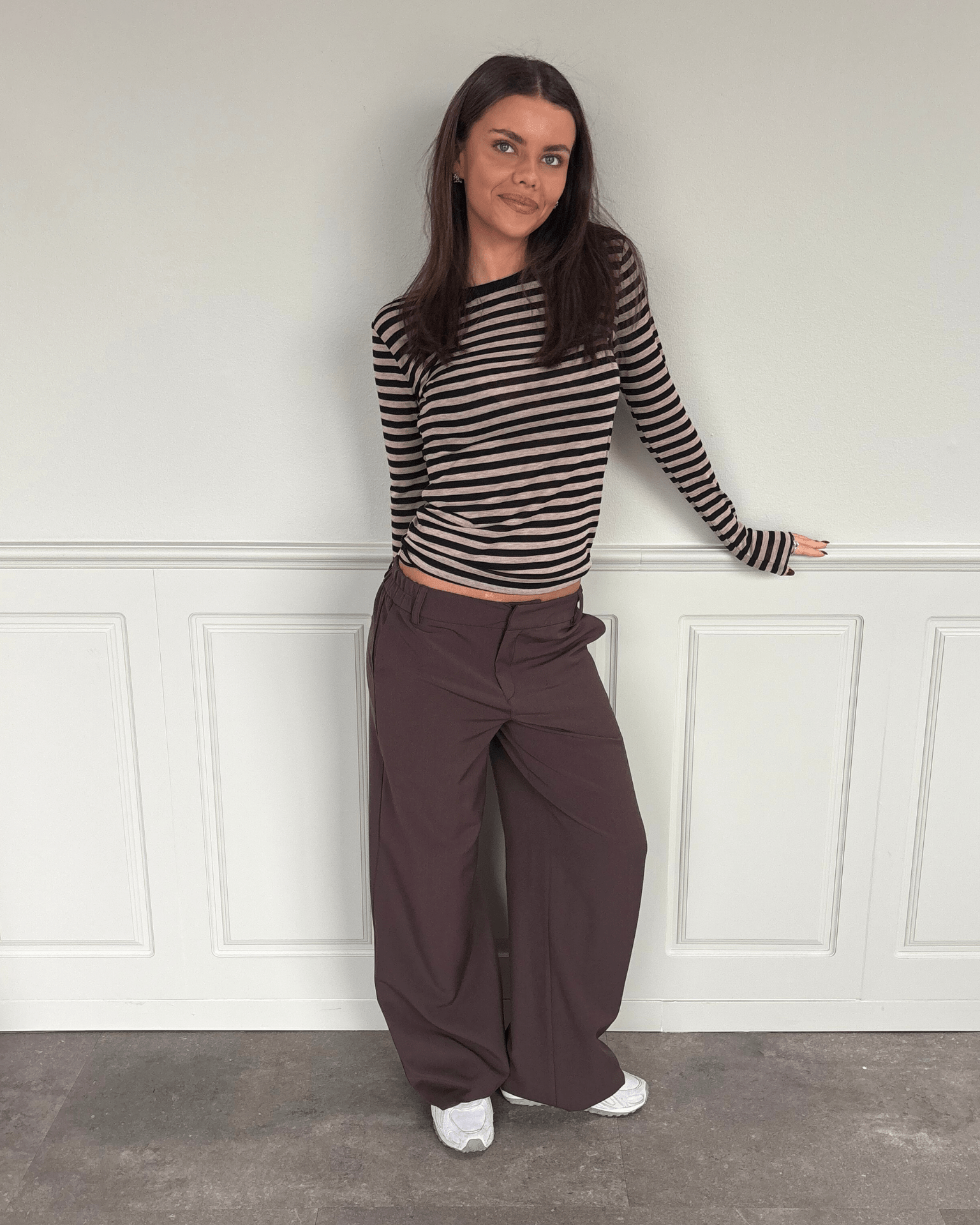 Brun Bella suit pant med low waist og lige ben, vist på model