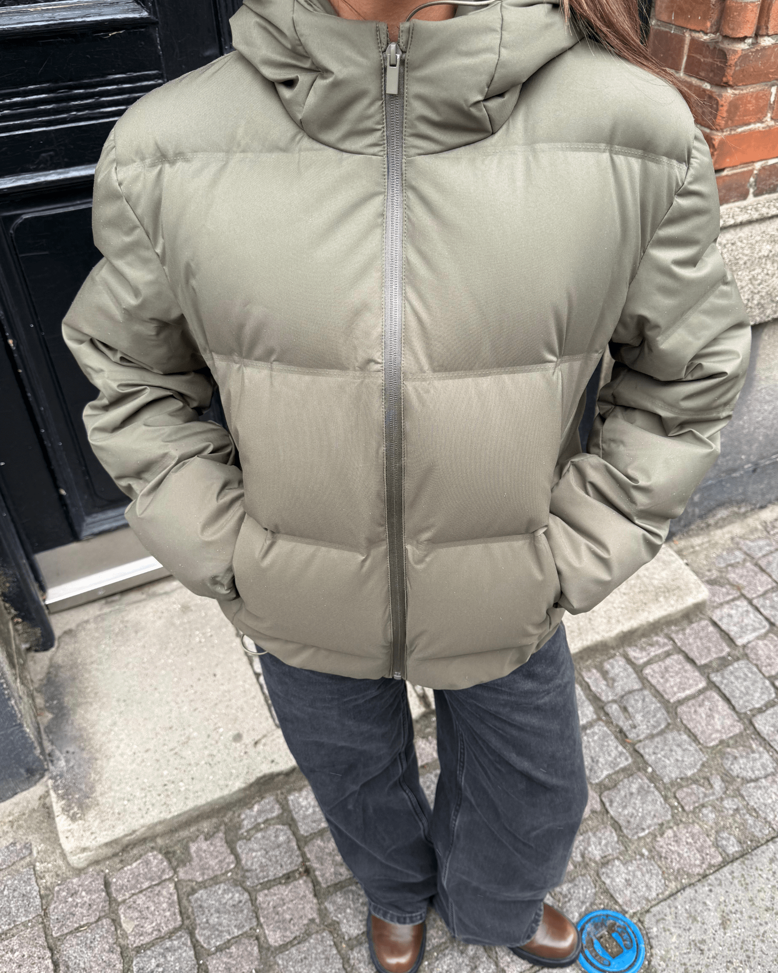 Armygrøn Isa dunjakke med hætte og lynlås fra Din Vintage Shop