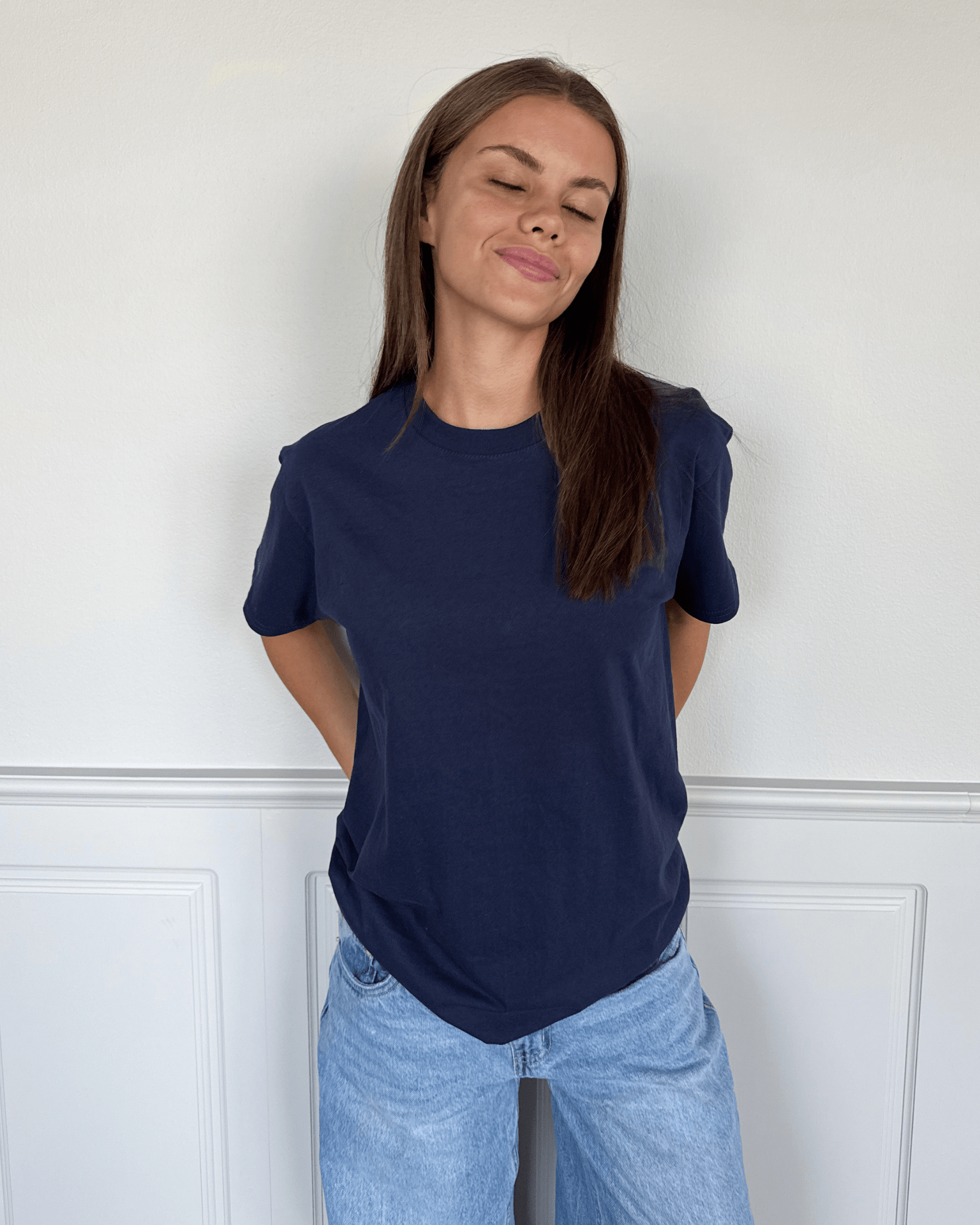 Mørkeblå Fruit of the Loom t-shirt i bomuld på model med lyse jeans
