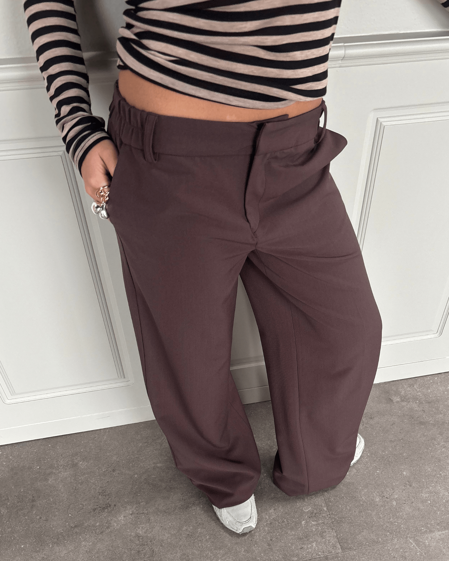 Brune Bella suit pants med low waist, elastik i taljen og lige ben