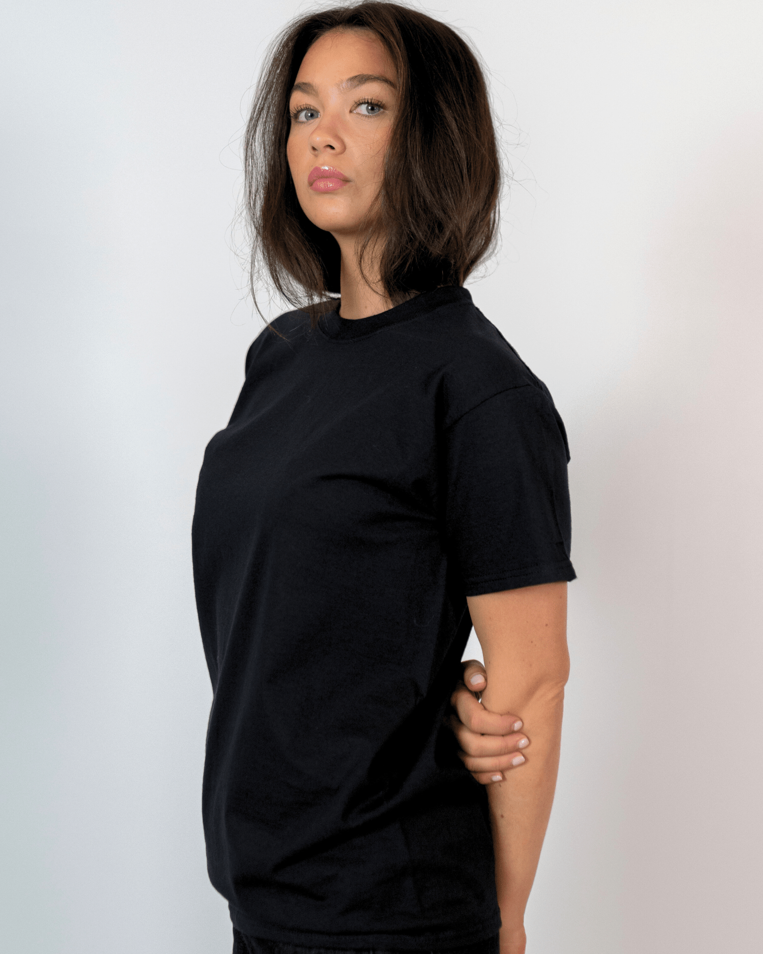 Kvinde i sort Fruit of the Loom t-shirt i bomuld med normal pasform