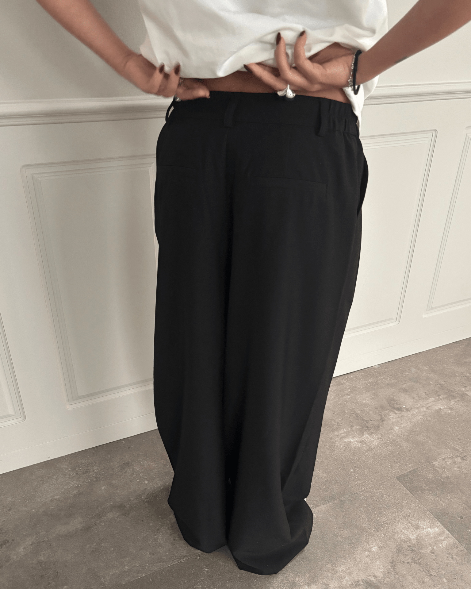 Sorte, løstsiddende og baggy Aia suit pants set bagfra