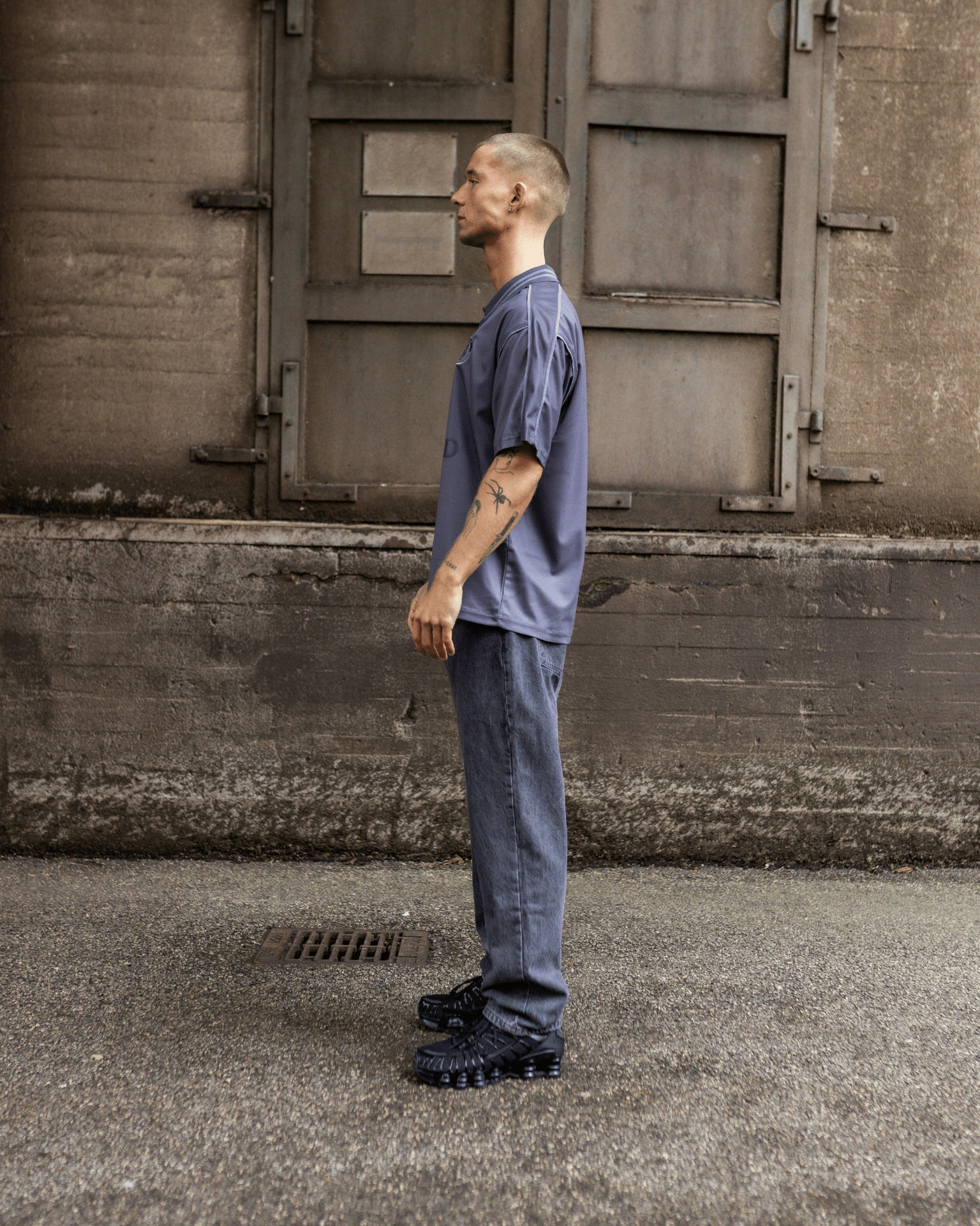 Mørkegrå Blake regular jeans med lav talje og løs pasform vist i profil.