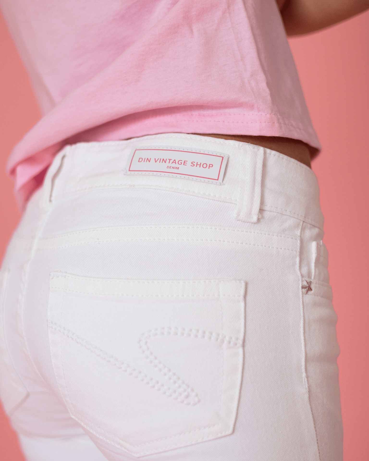 Hvide Erika low waist bootcut jeans med mærke bagpå