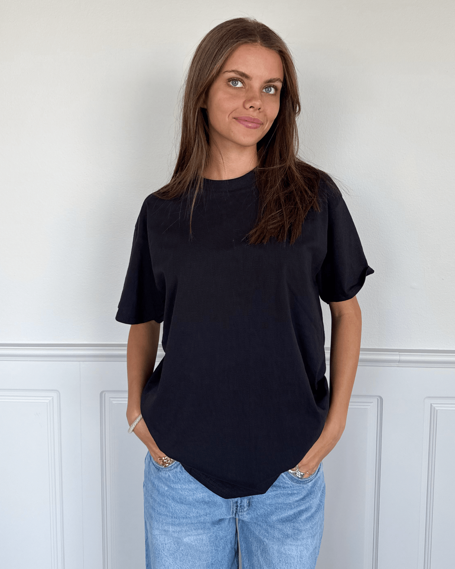 Sort Fruit of the Loom t-shirt i bomuld på model med blå jeans