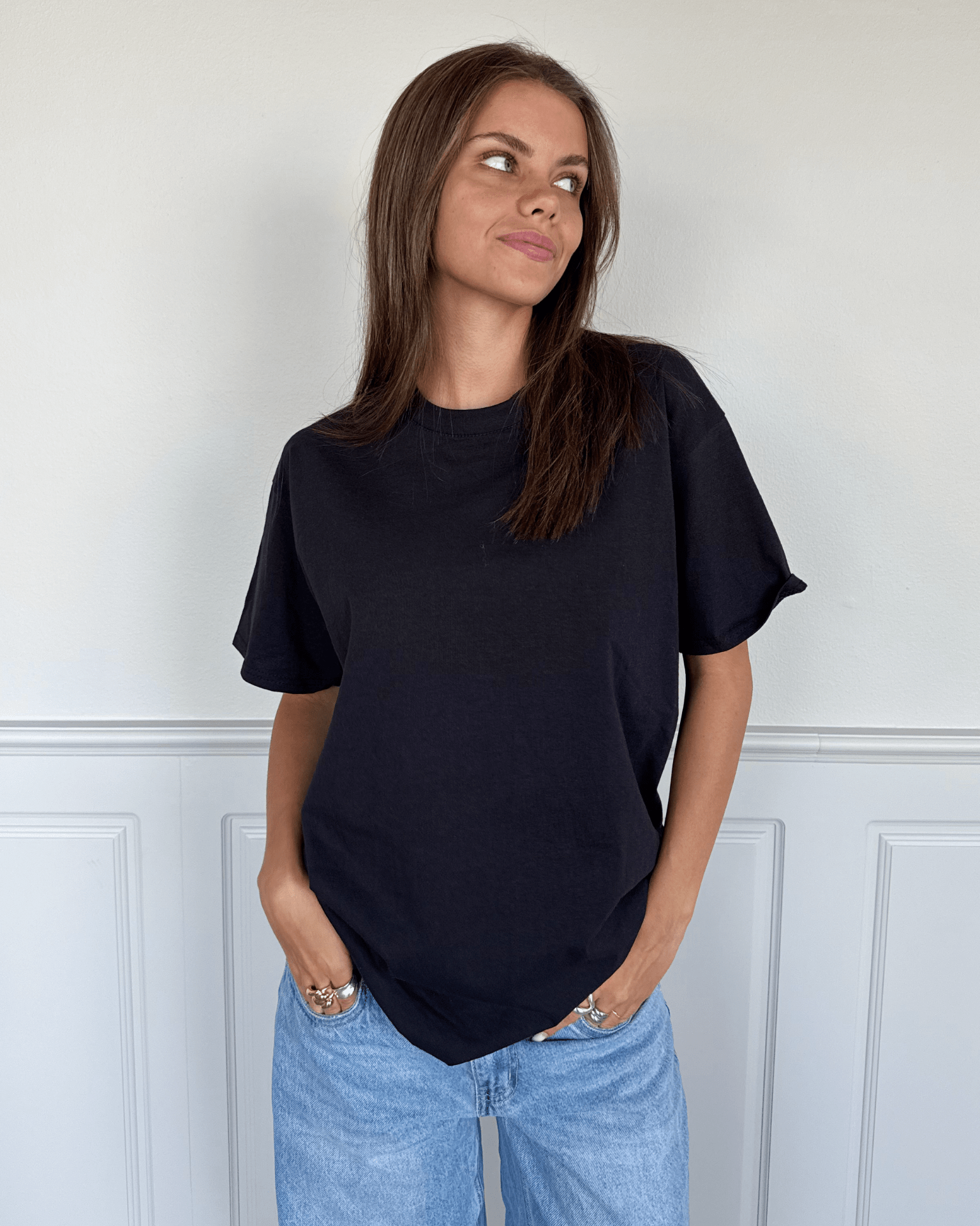 Sort Fruit of the Loom t-shirt i bomuld på model med blå jeans