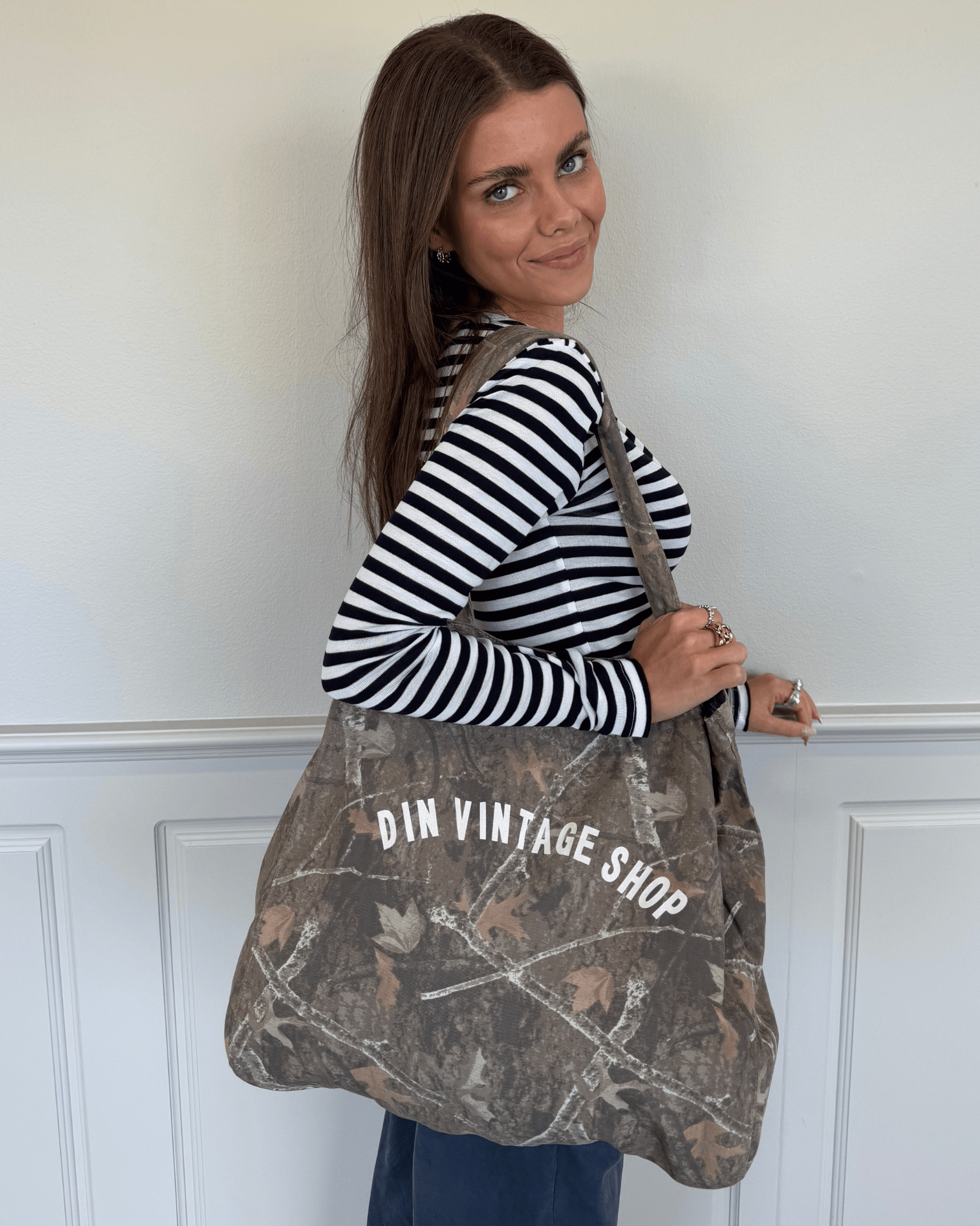 Grøn Green Forest stofnet med camouflage-mønster og hvidt Din Vintage Shop logo.