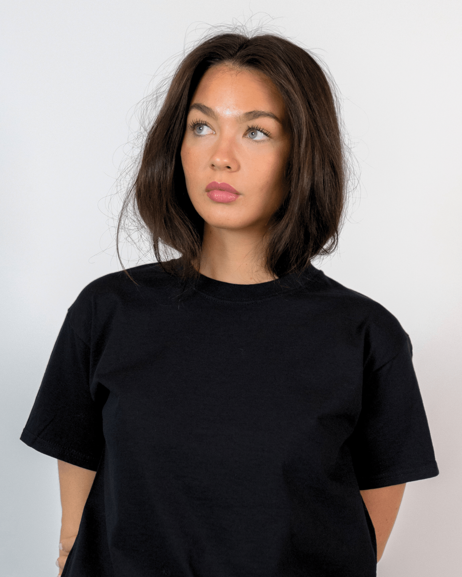 Model i sort Fruit of the Loom t-shirt i blød bomuld med normal pasform