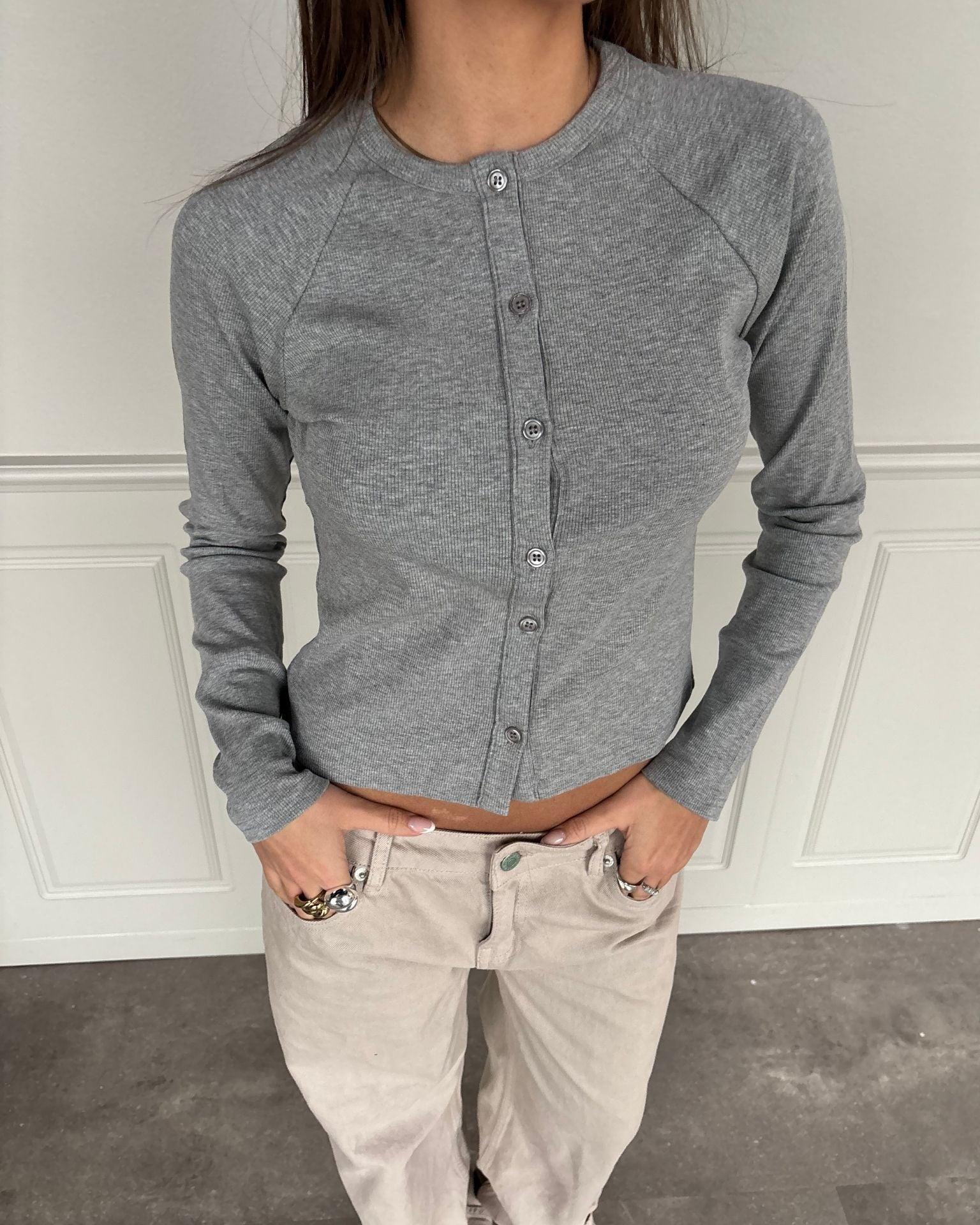 Tætsiddende lysegrå Vega cardigan i ribbet bomuld med knapper og lange ærmer