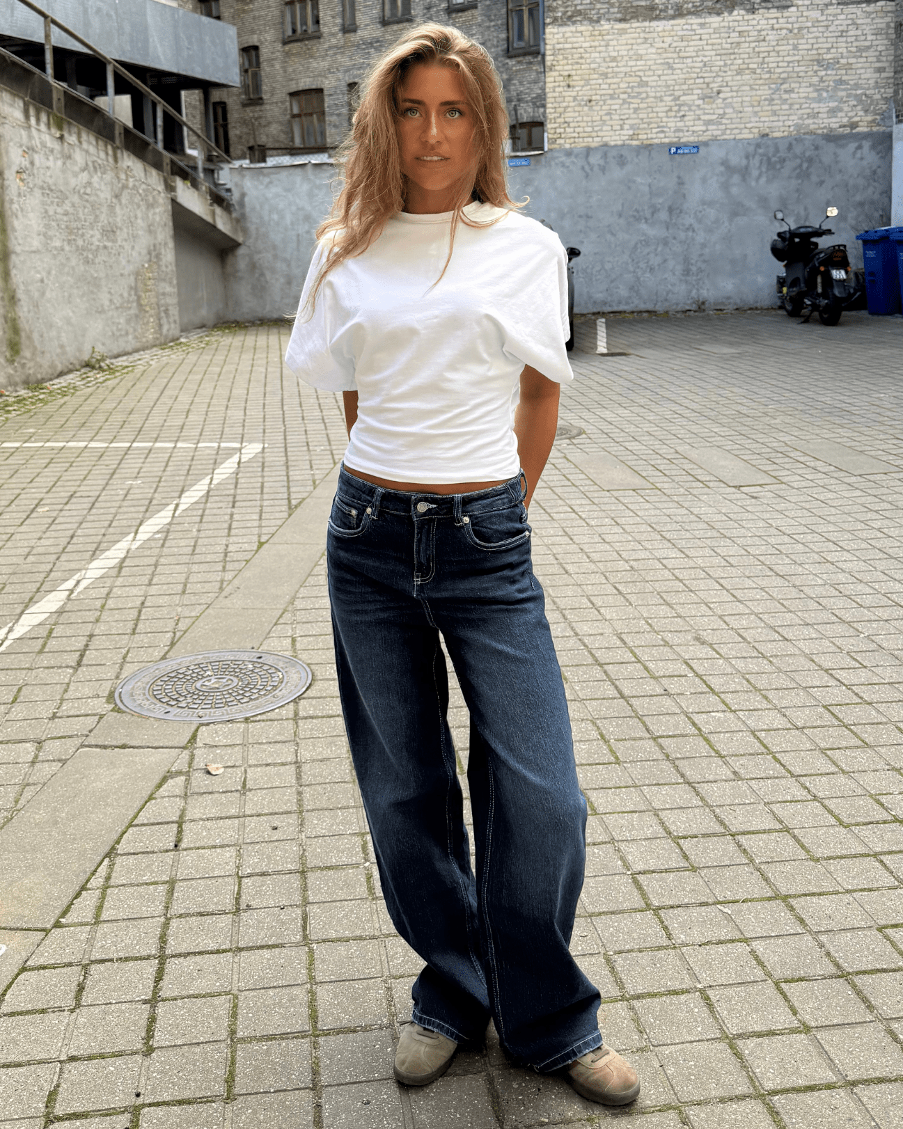 Mørkeblå baggy Alma jeans med midwaist talje og hvid t-shirt