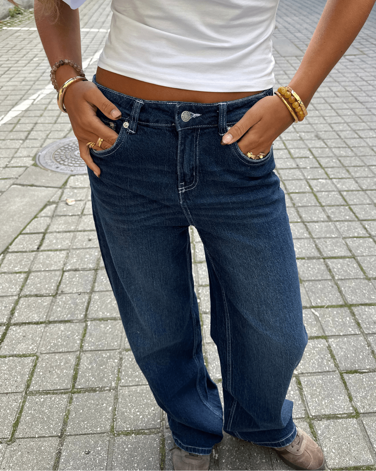 Mørkeblå baggy Alma jeans med midwaist talje og hvide syninger