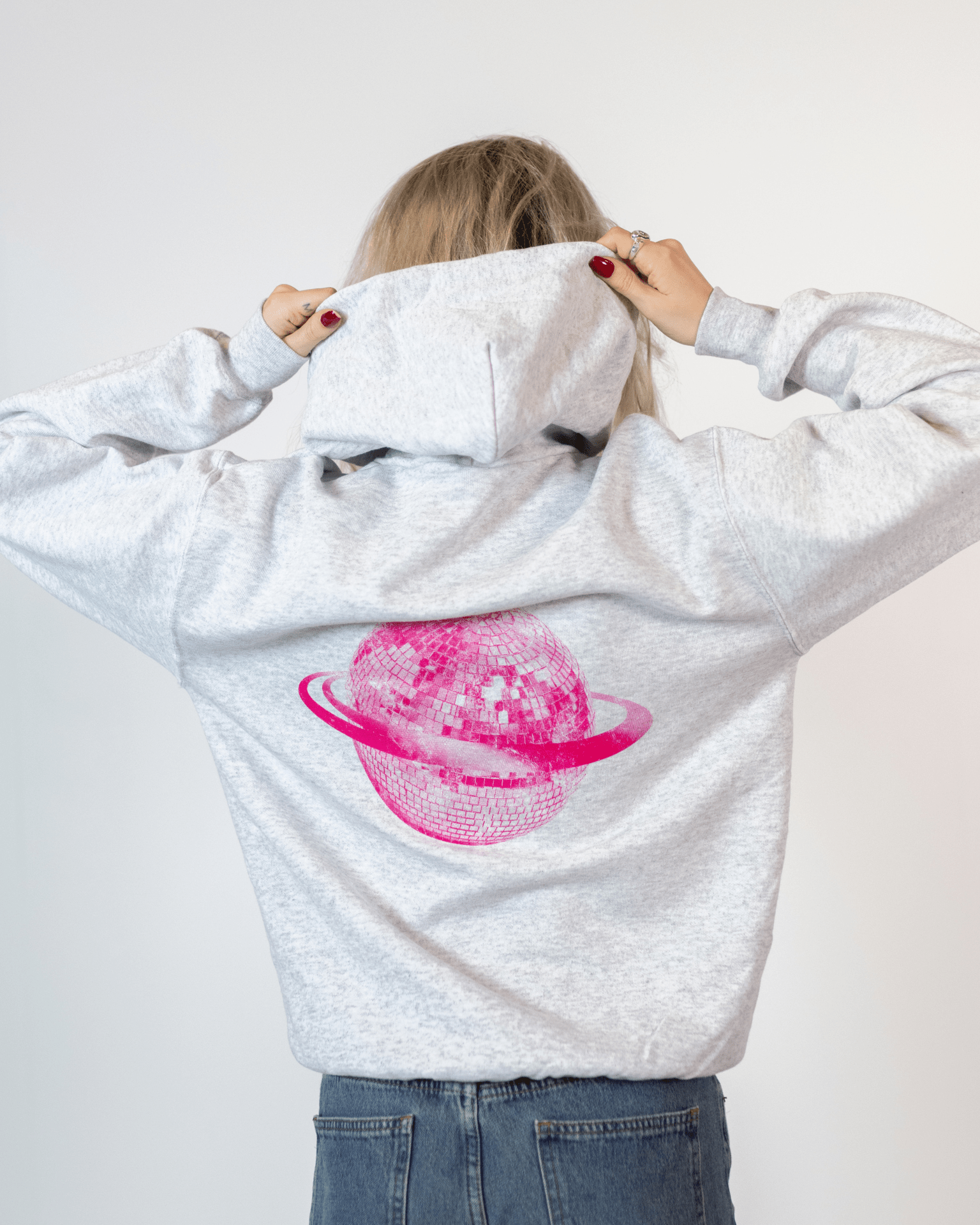 Grå Planet Disco hoodie med lyserødt rygprint af en diskokugle-planet
