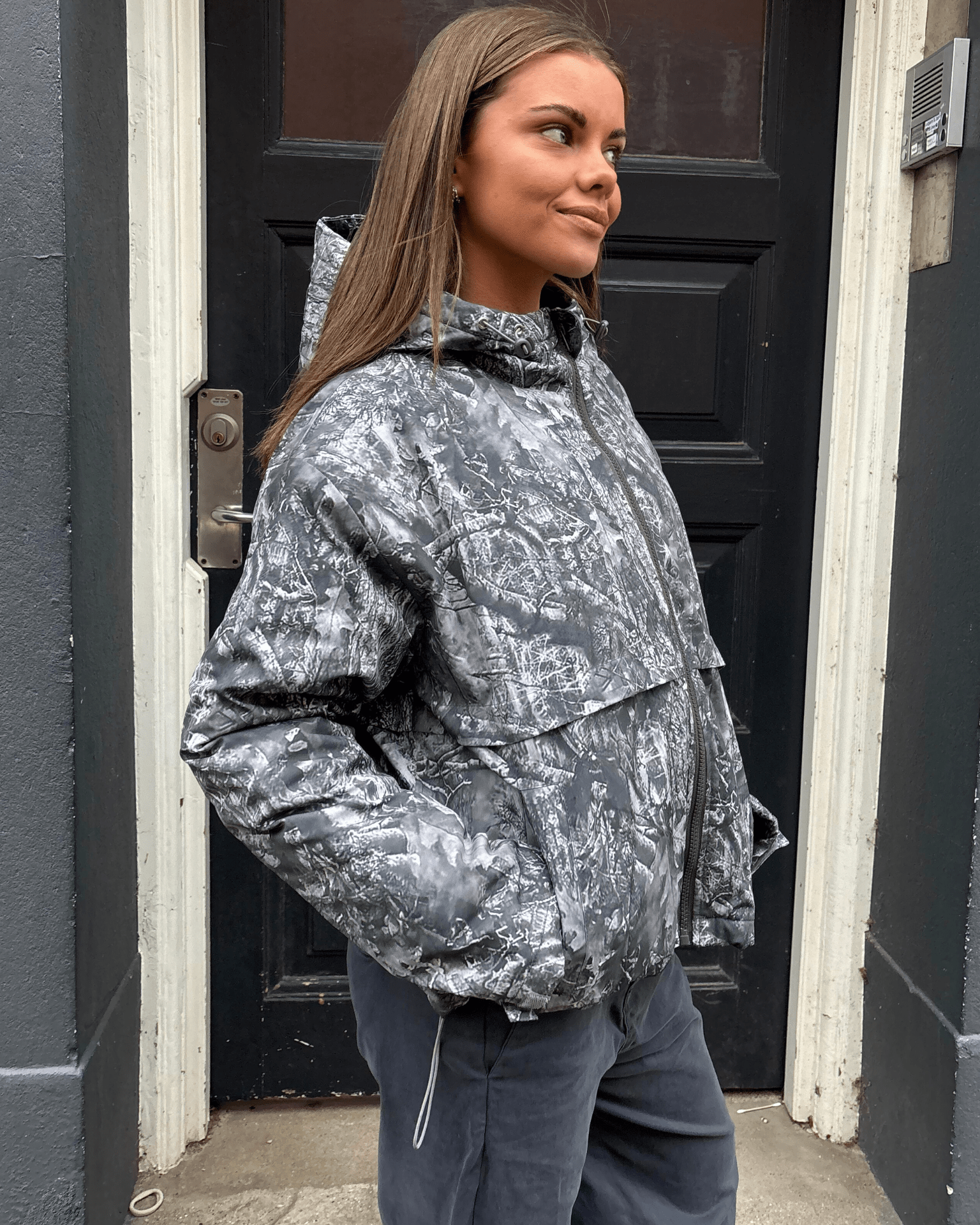 Grå camo Juno jakke med hætte og sidelommer fra DinVintageShop