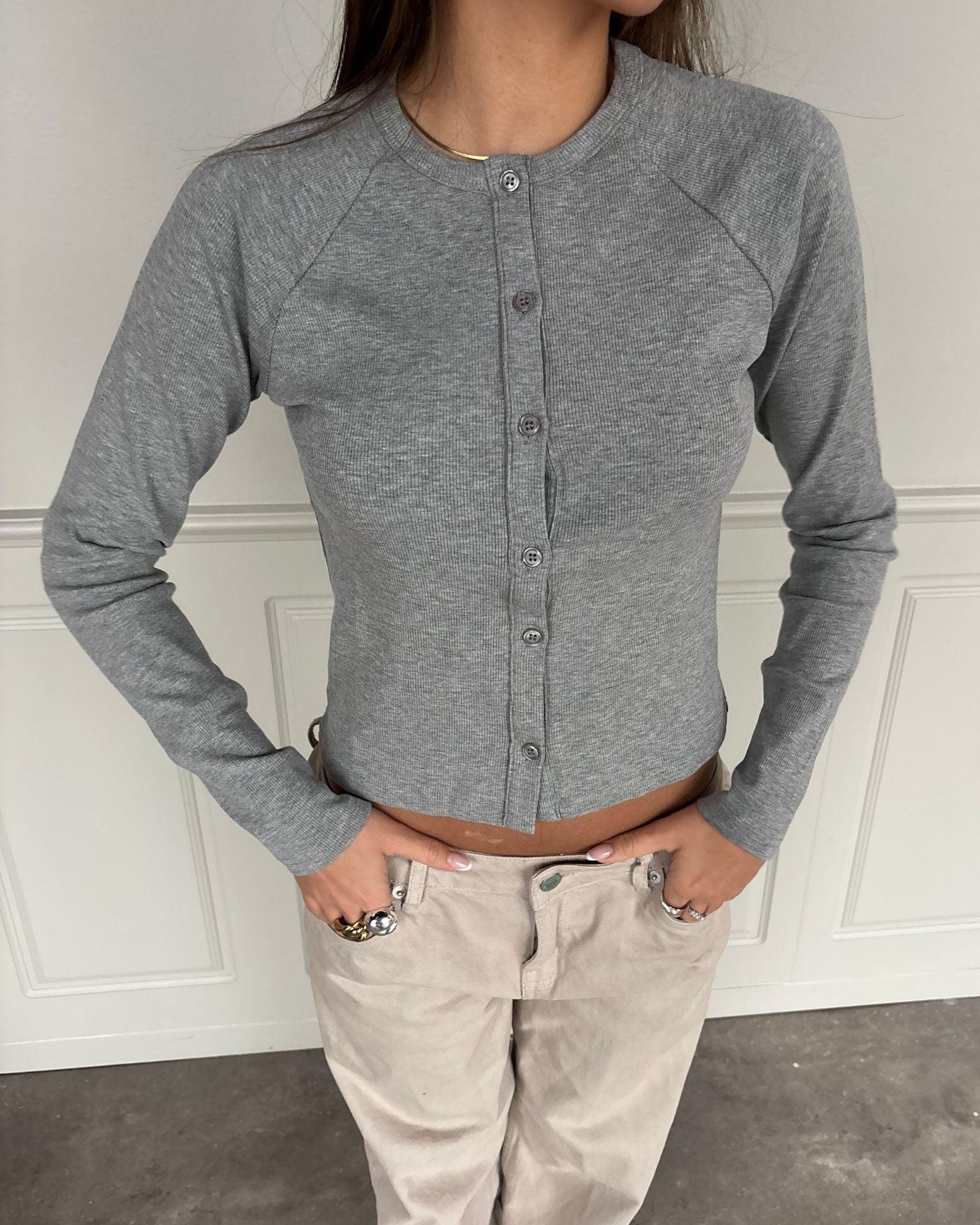Tætsiddende lysegrå Vega cardigan i ribbet bomuld med knapper og lange ærmer