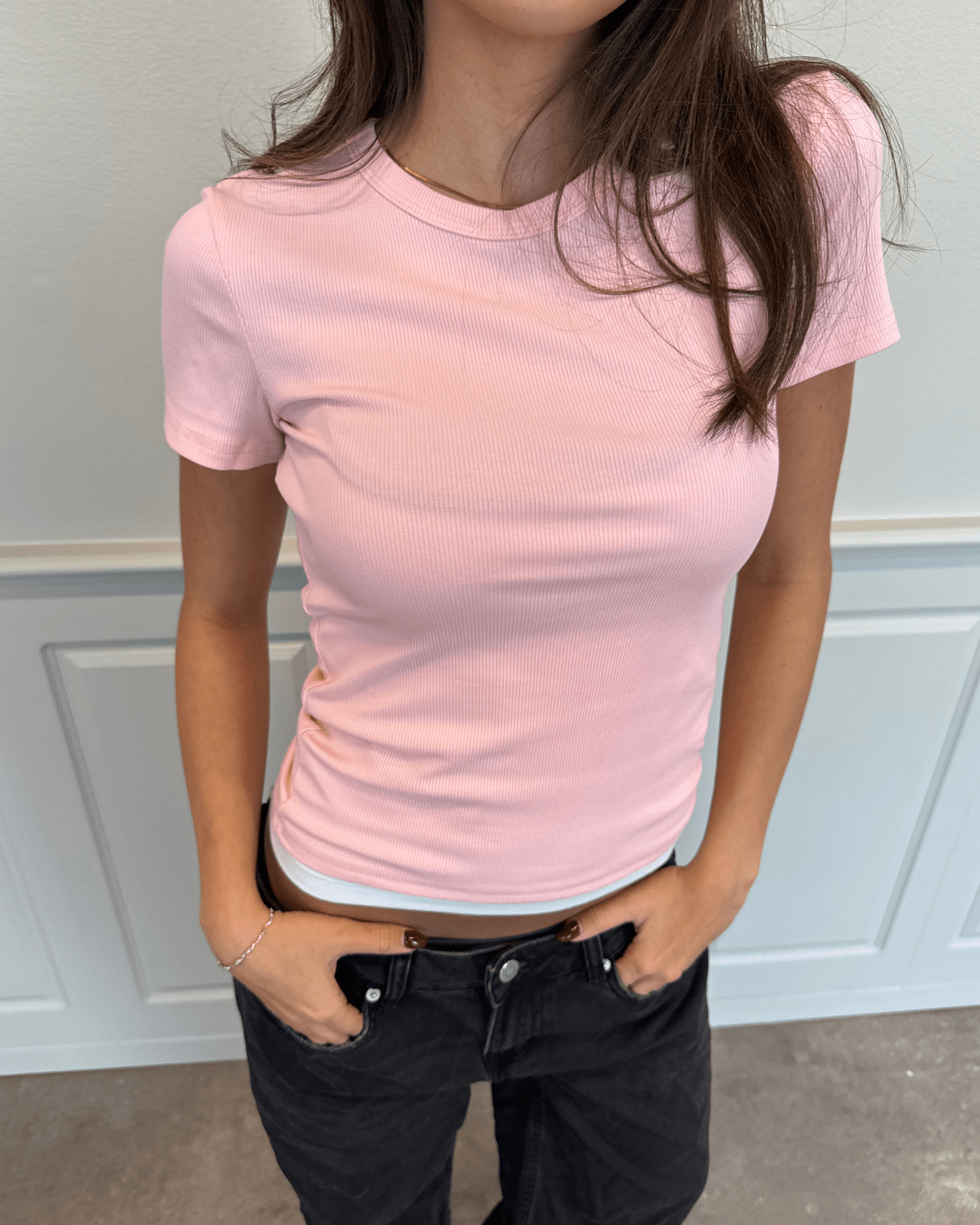 Tætsiddende lyserød ribbet t-shirt med rund hals og korte ærmer