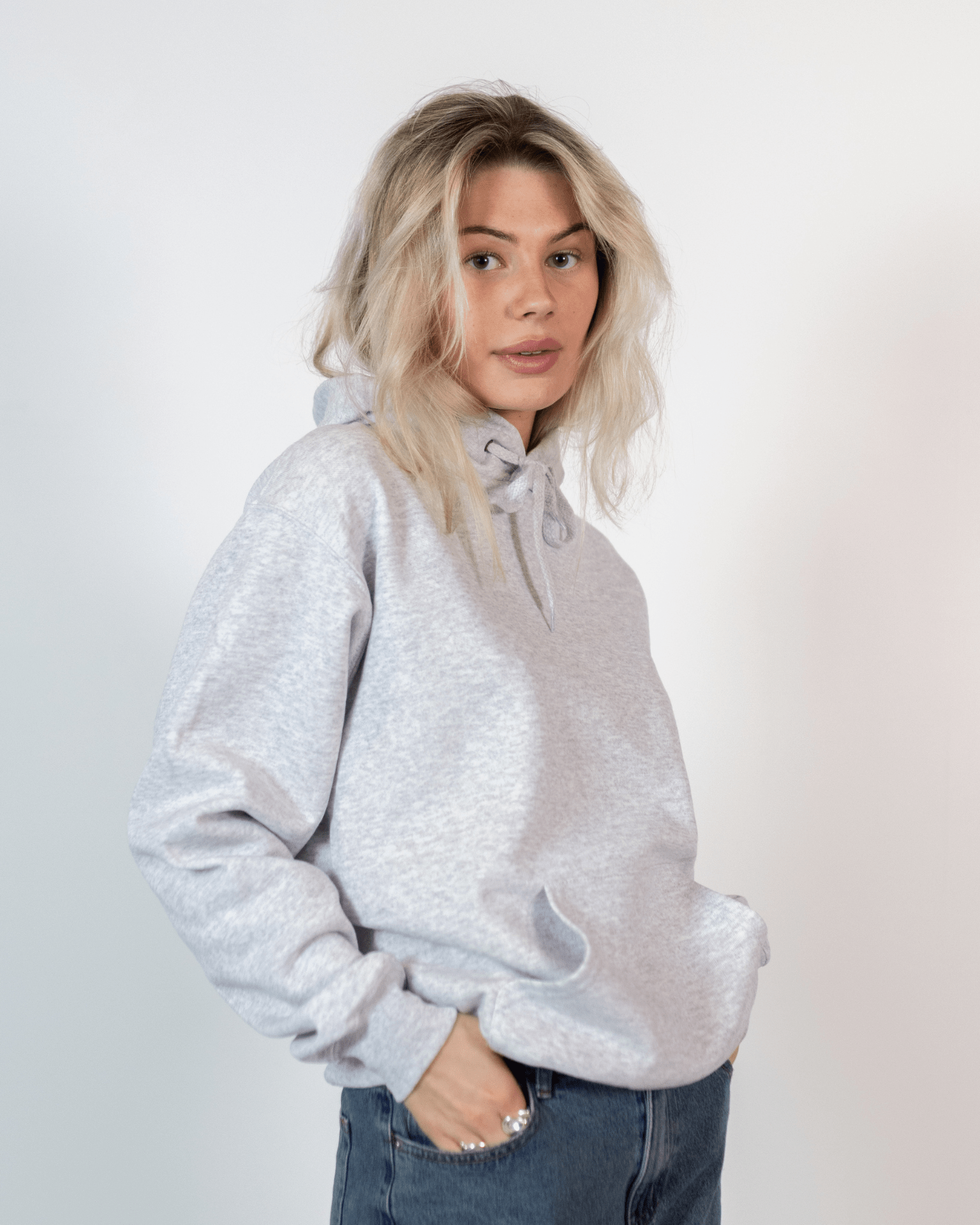 Grå Planet Disco hoodie i bomuldsblanding på model med hætte og kængurulomme