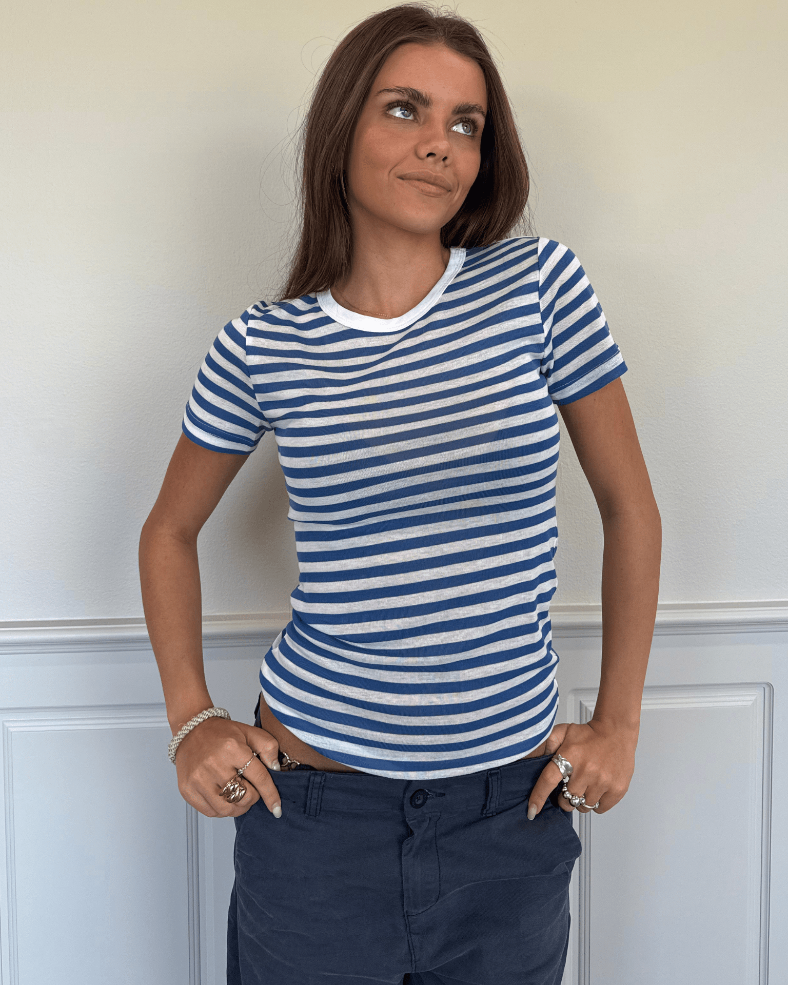 Sidse tætsiddende, stribet t-shirt i hvid og blå fra Din Vintage Shop.