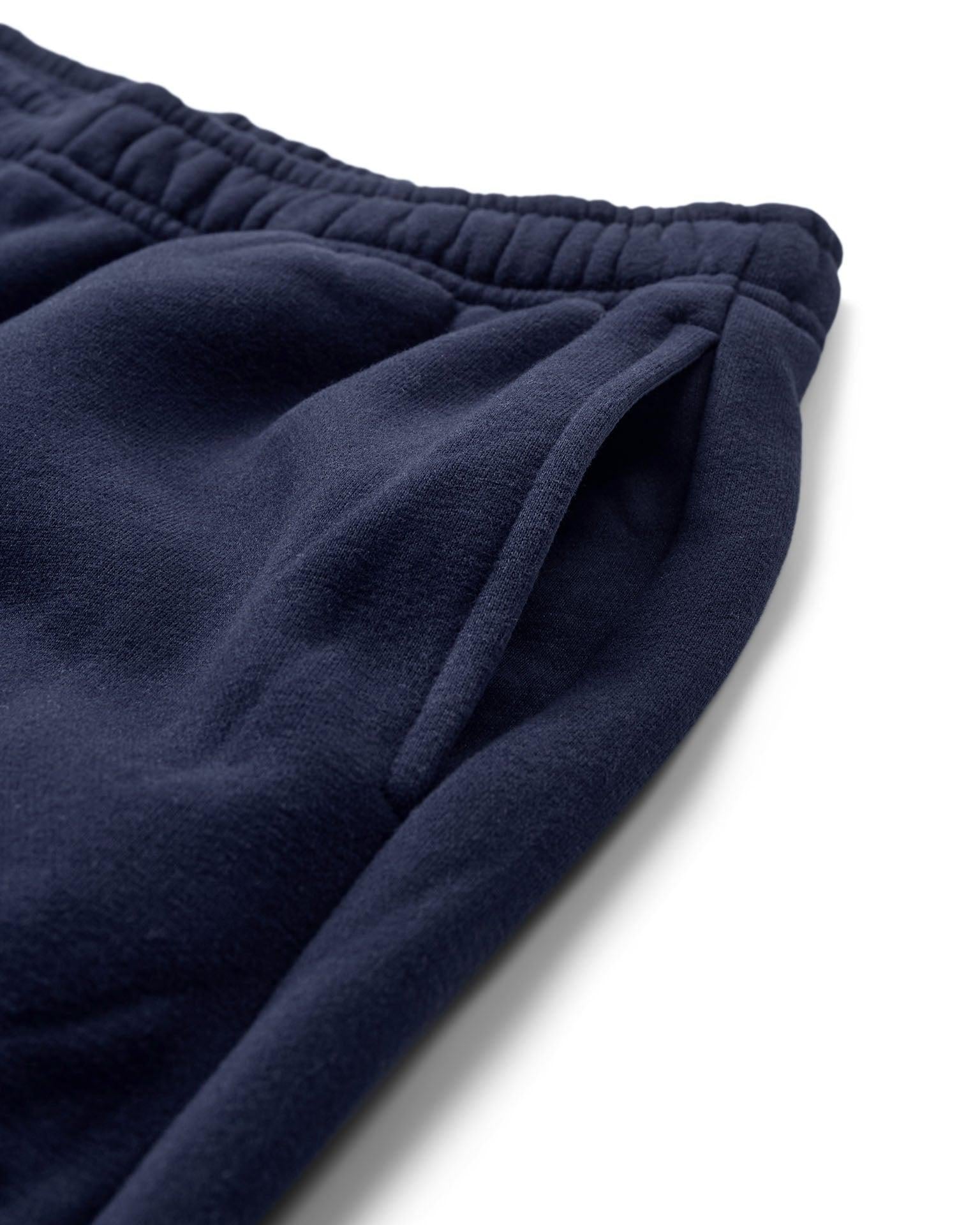 Nærbillede af mørkeblå baggy sweatpants i blød bomuld med sidelomme og elastisk talje
