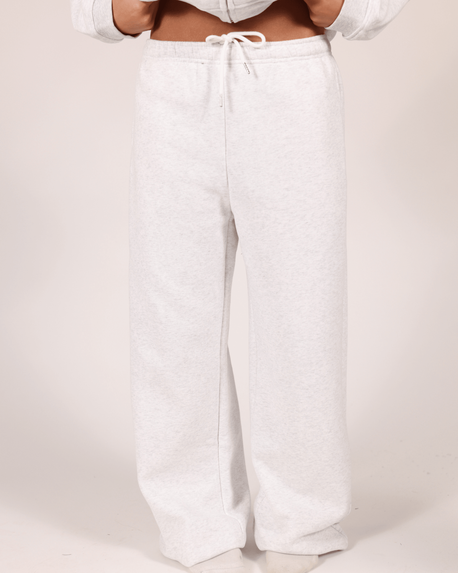 Lysegrå baggy sweatpants i blød bomuld med løs pasform og snøre i taljen.