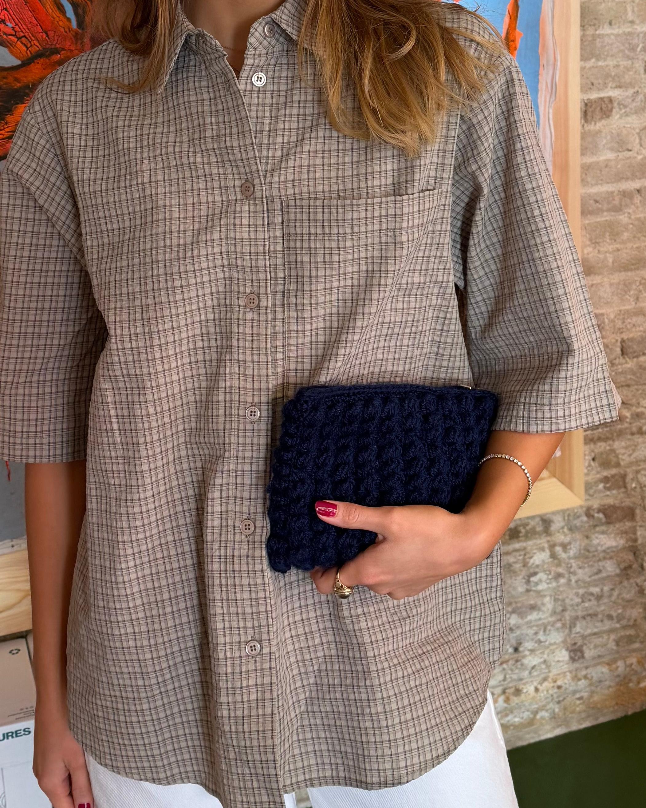 Håndhæklet navyblå clutch i boblemønster fra Din Vintage Shop