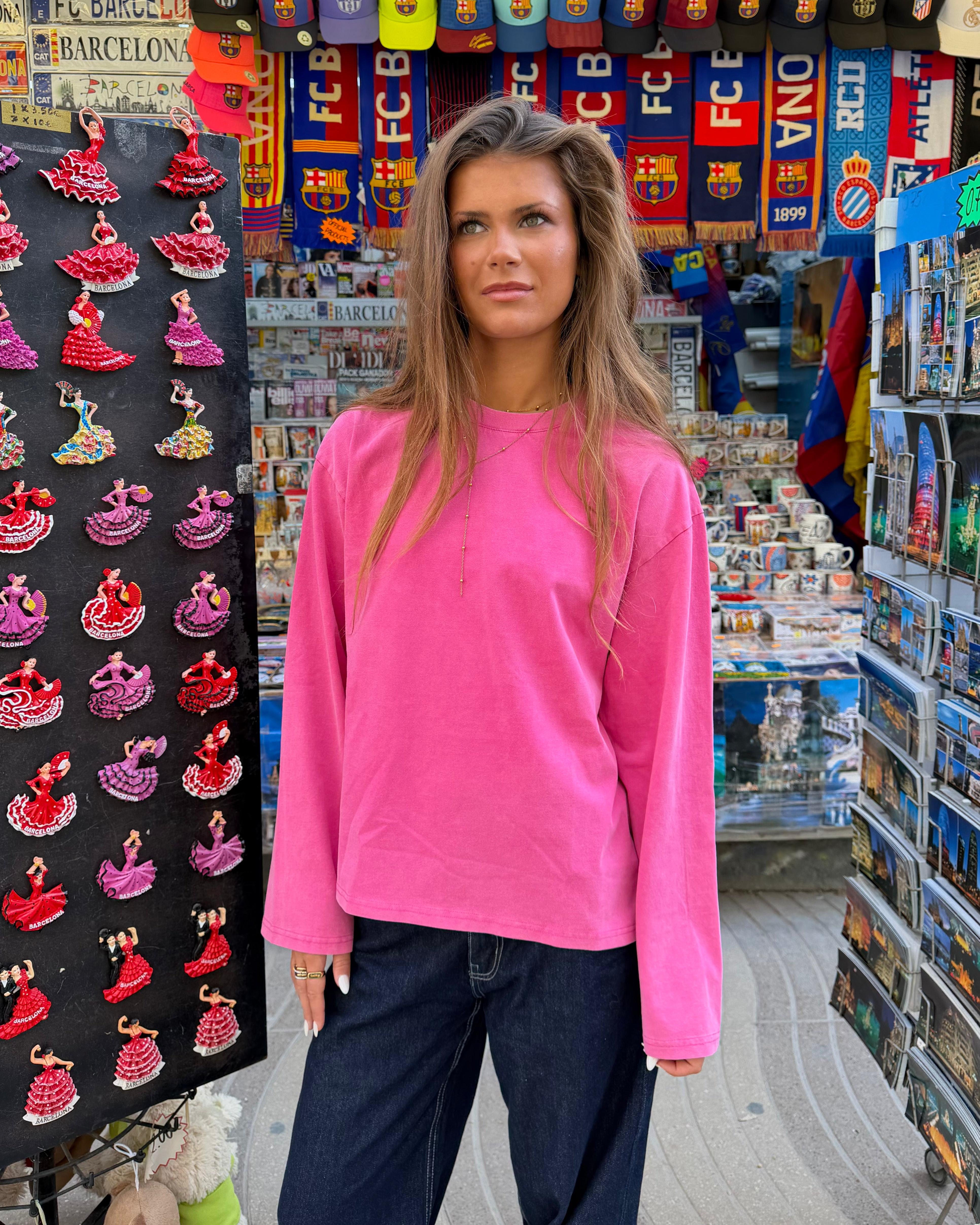 Model i en lyserød, langærmet Mynte washed tee i bomuld med oversize pasform