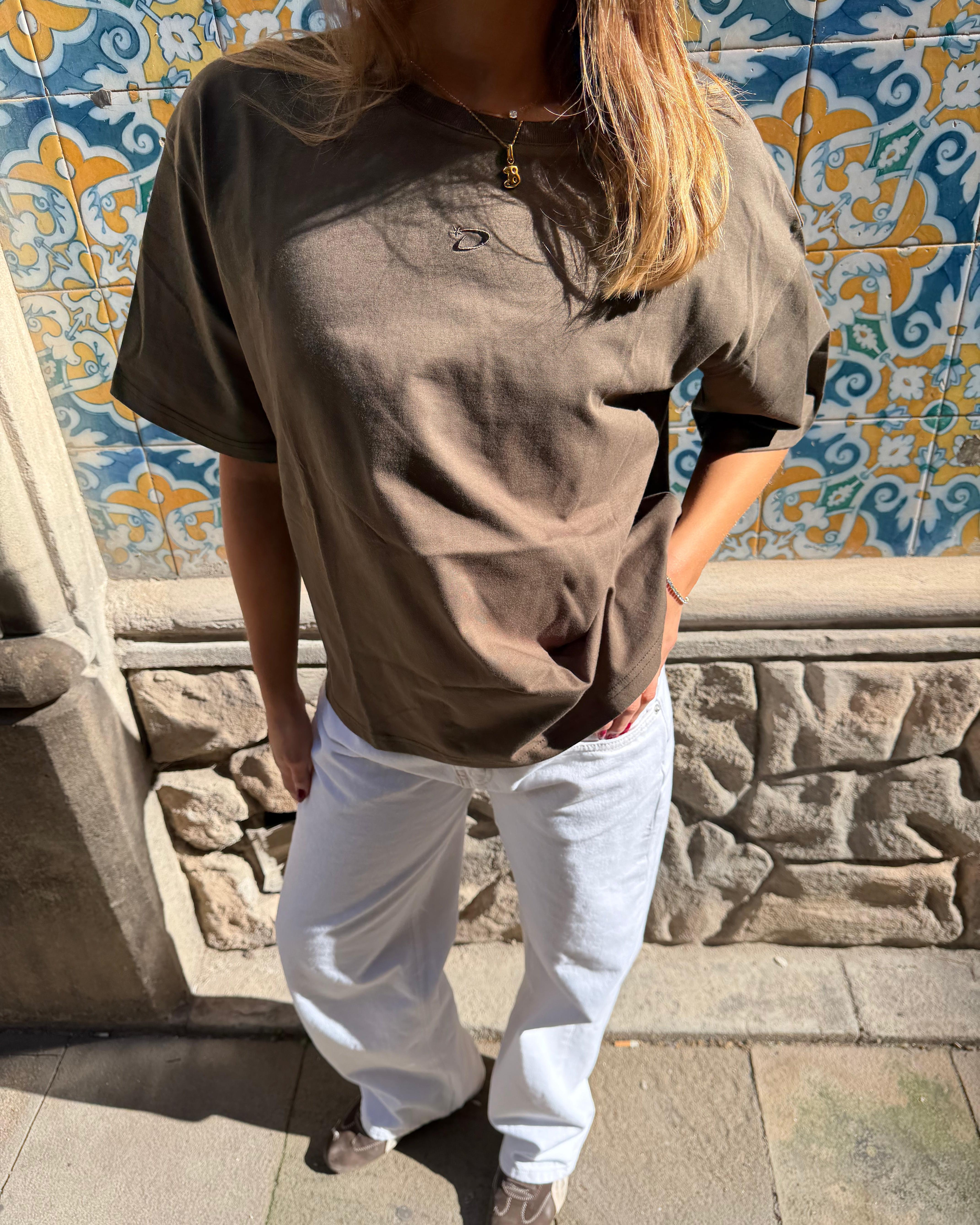 Armygrøn ACE boxfit T-shirt i bomuld med broderet logo, vist på model