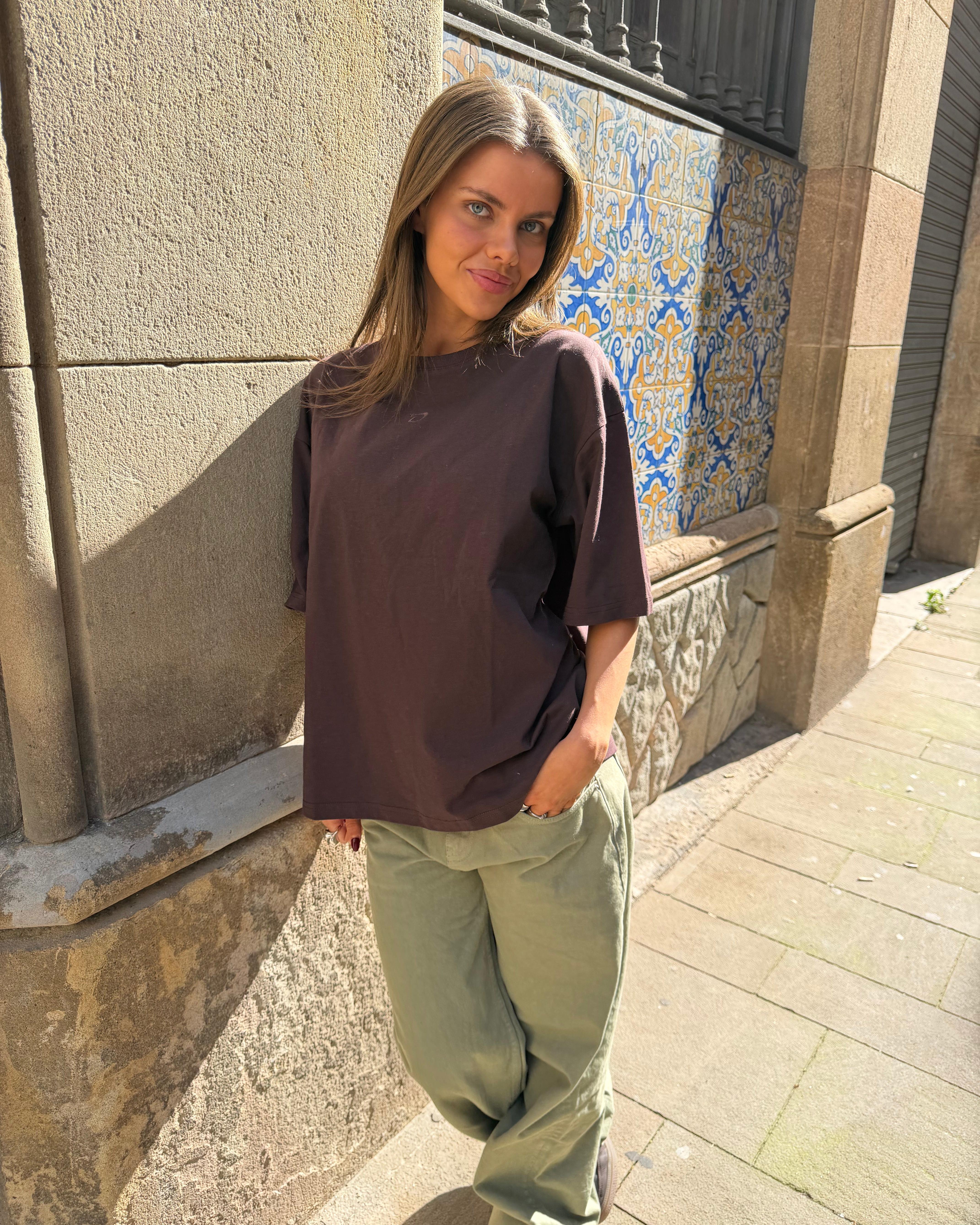 Mørkebrun ACE boxfit t-shirt i bomuld på model med grønne bukser