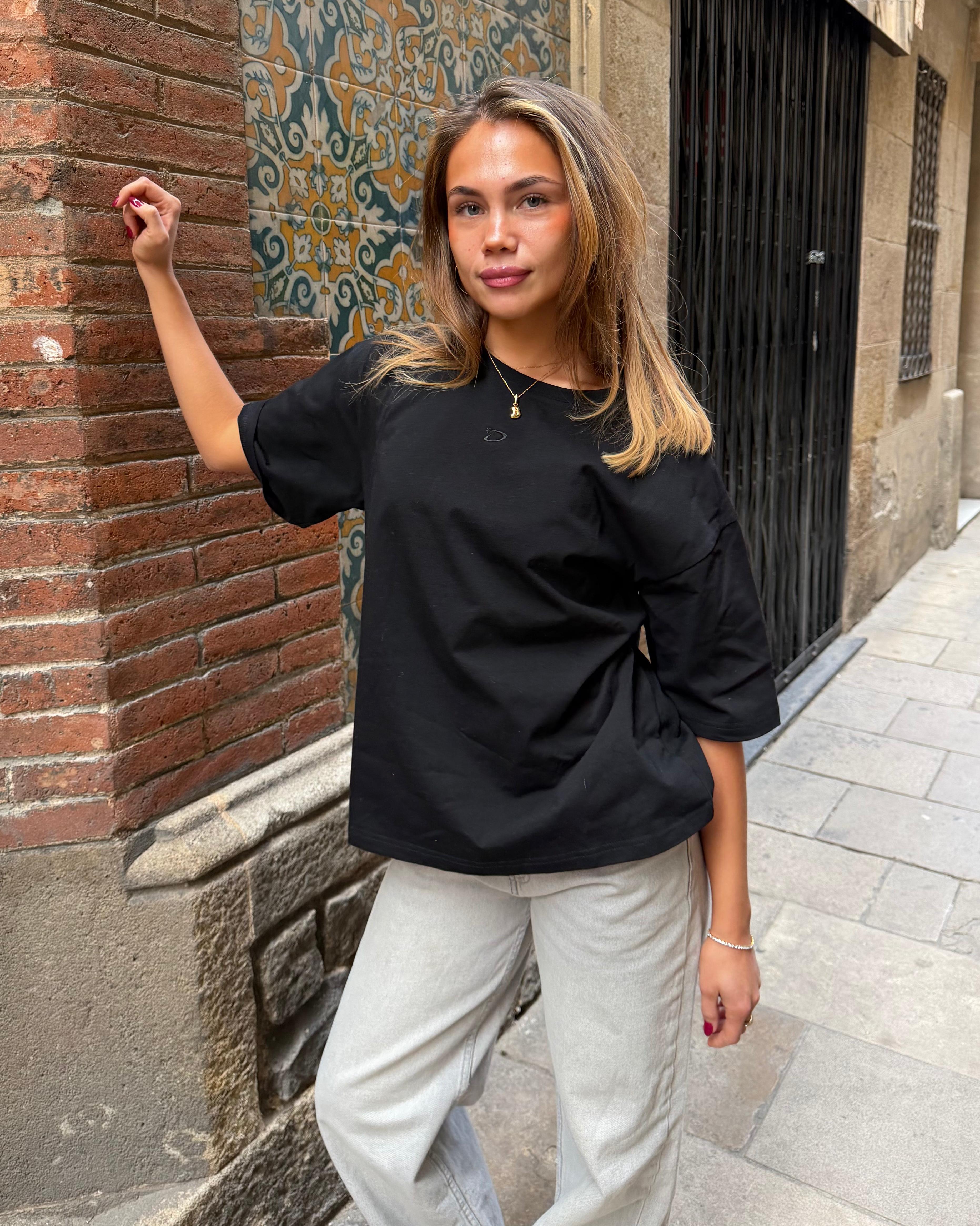 Sort ACE boxfit t-shirt i bomuld med løs pasform og broderet logo på brystet