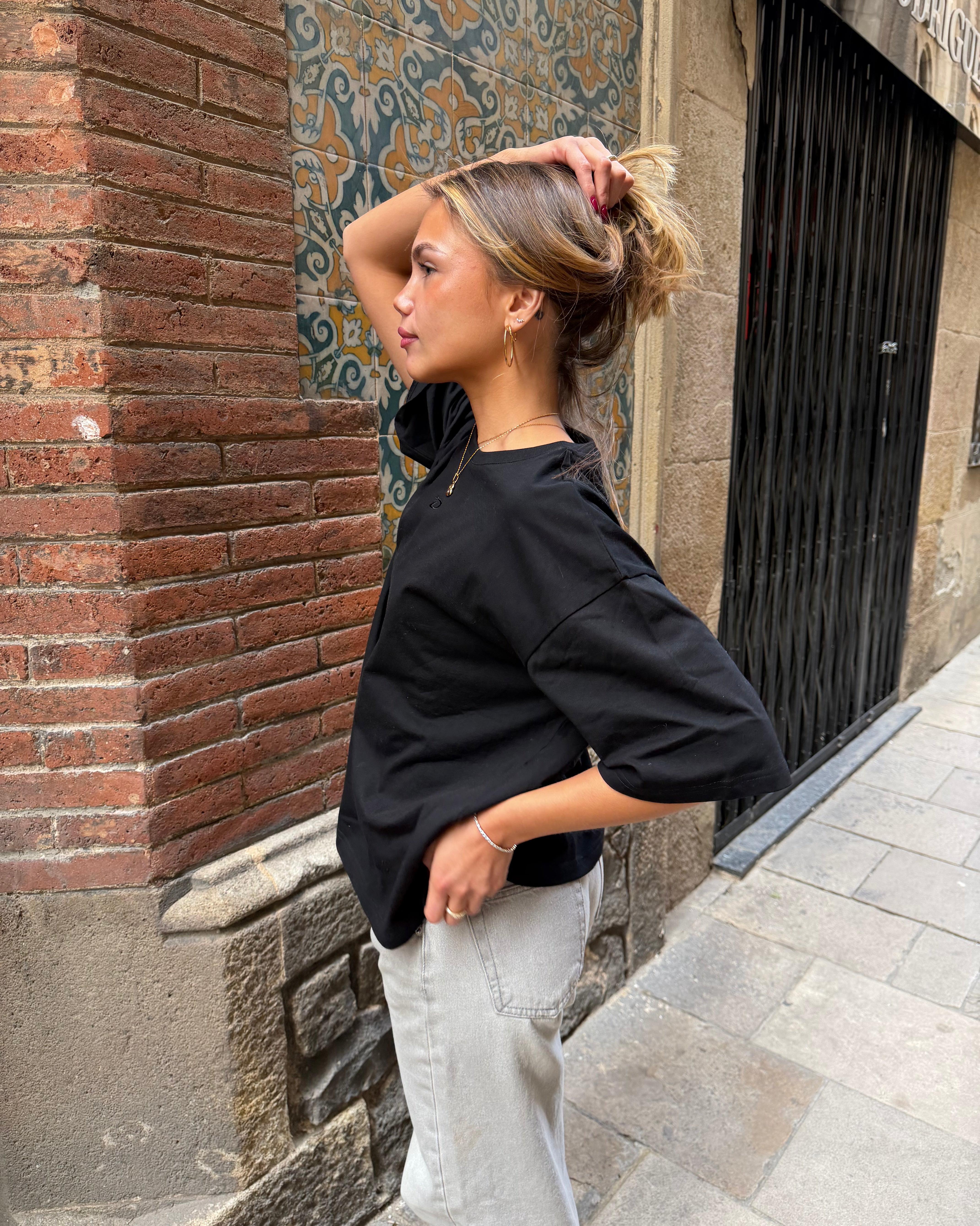Sort ACE boxfit t-shirt i bomuld med løs pasform på en model set fra siden