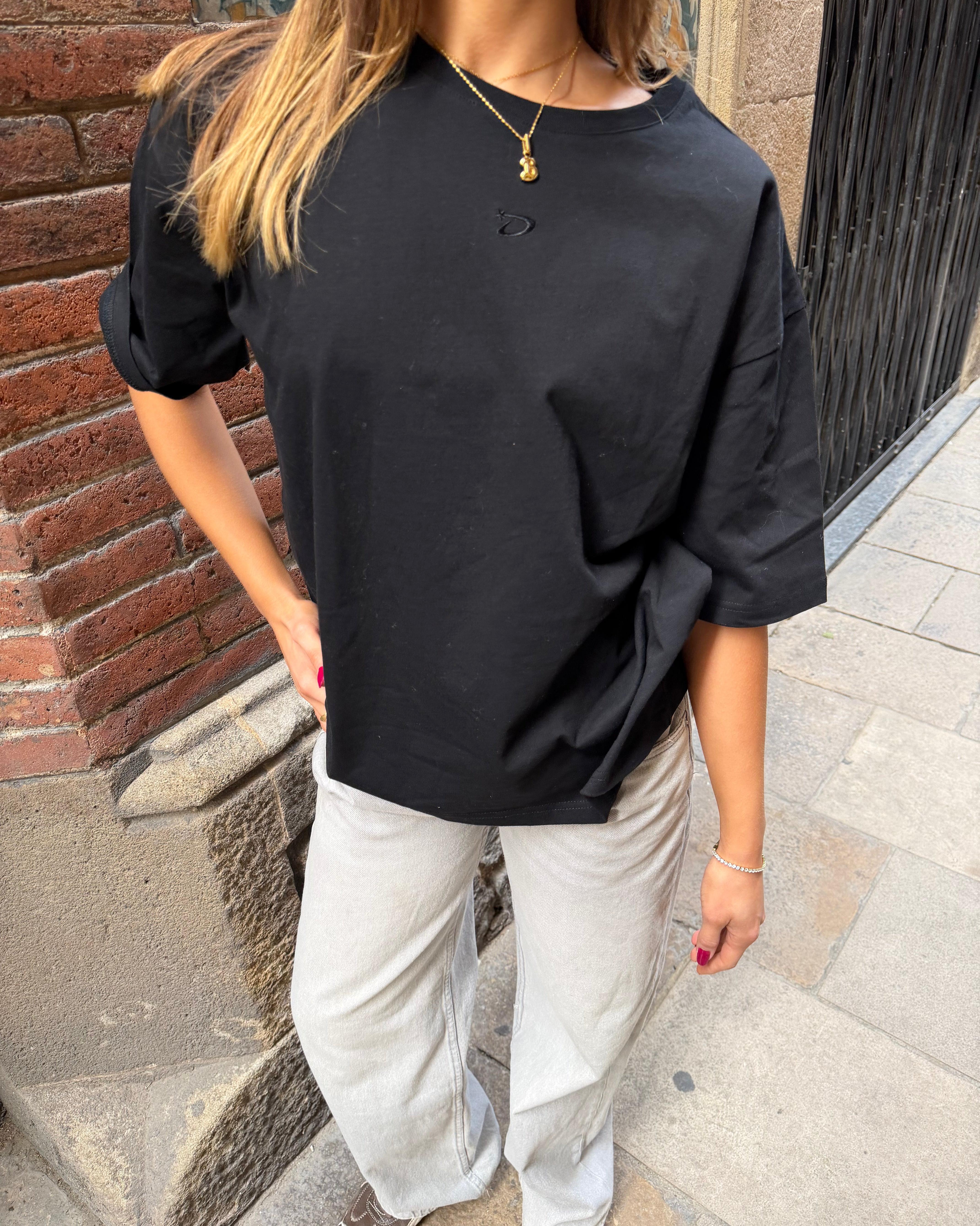 Sort ACE boxfit t-shirt i bomuld med broderet logo, vist på model